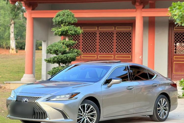Used Lexus ES 2020 300h Deluxe Edition