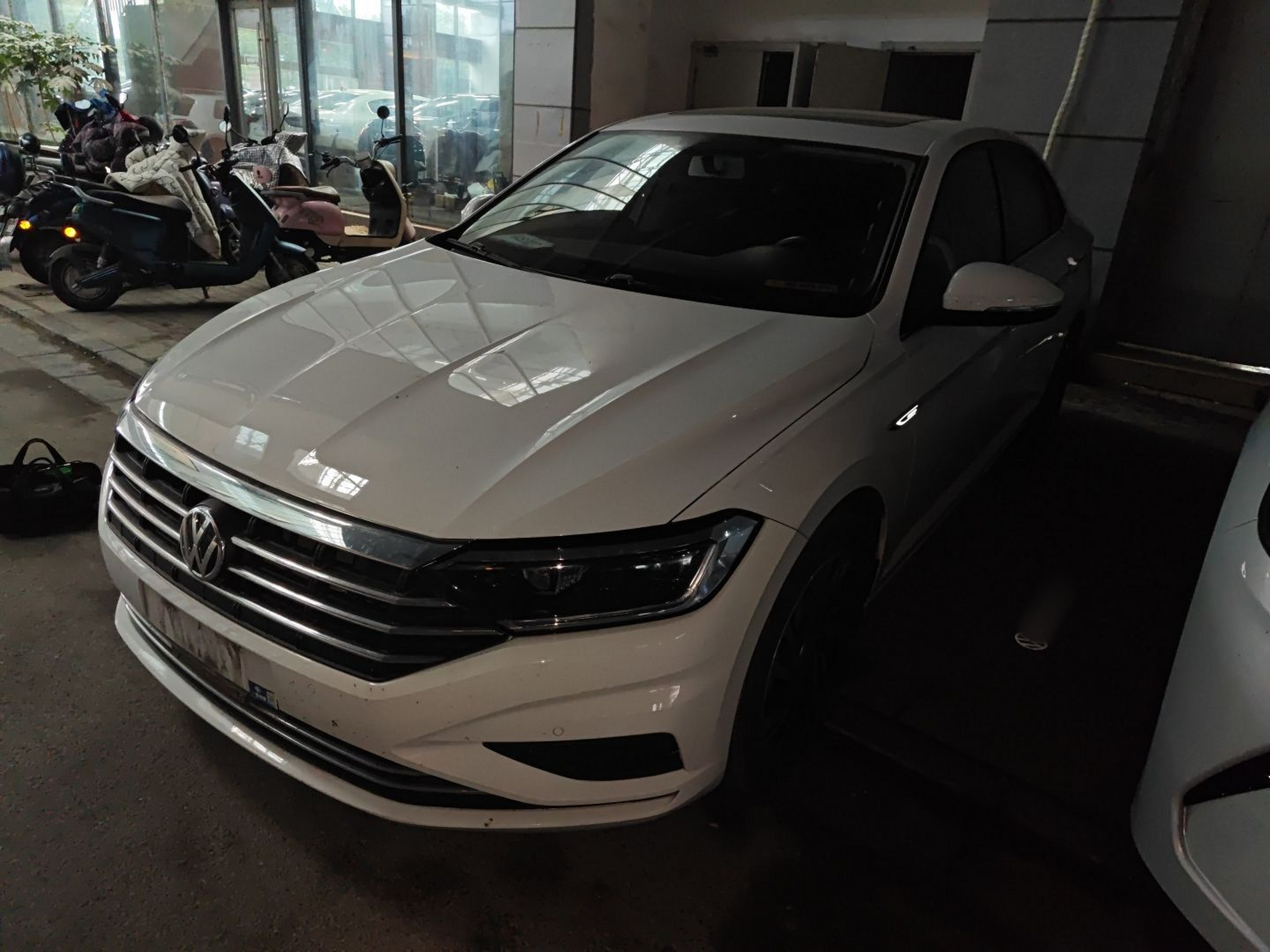 تحت مقدمة السيارة