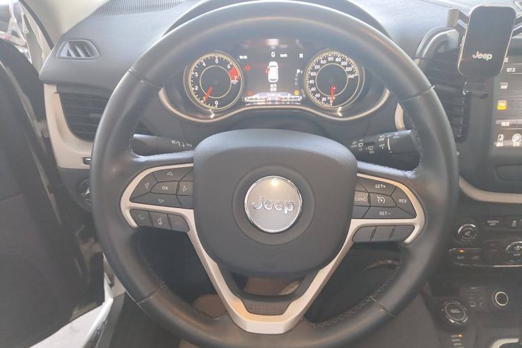 Used  Cherokee 2017 2.4L Professional Smart Edition
