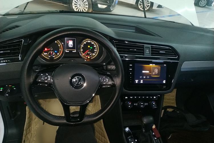 Used Volkswagen Tiguan L 2019 Revised 330TSI Automatic Two-Wheel Drive Smart & Luxury Edition China VI Standard
