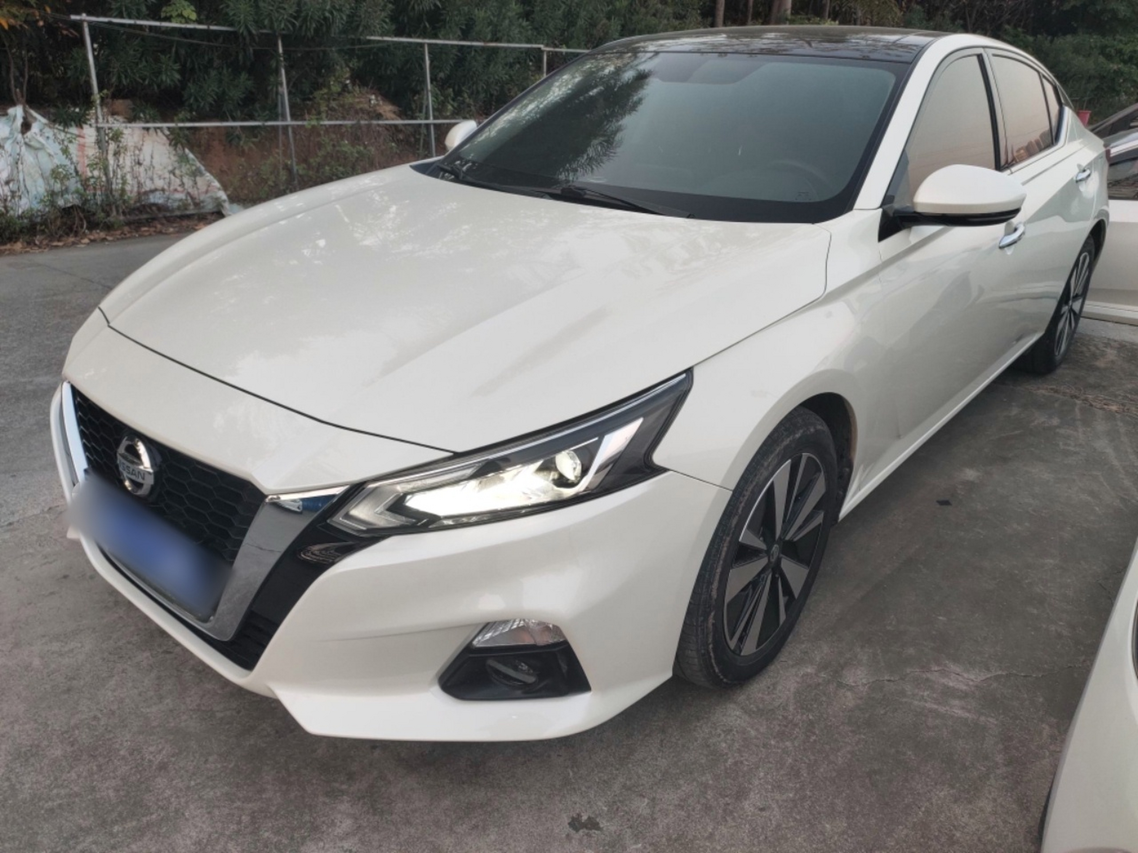 Под передней частью автомобиля