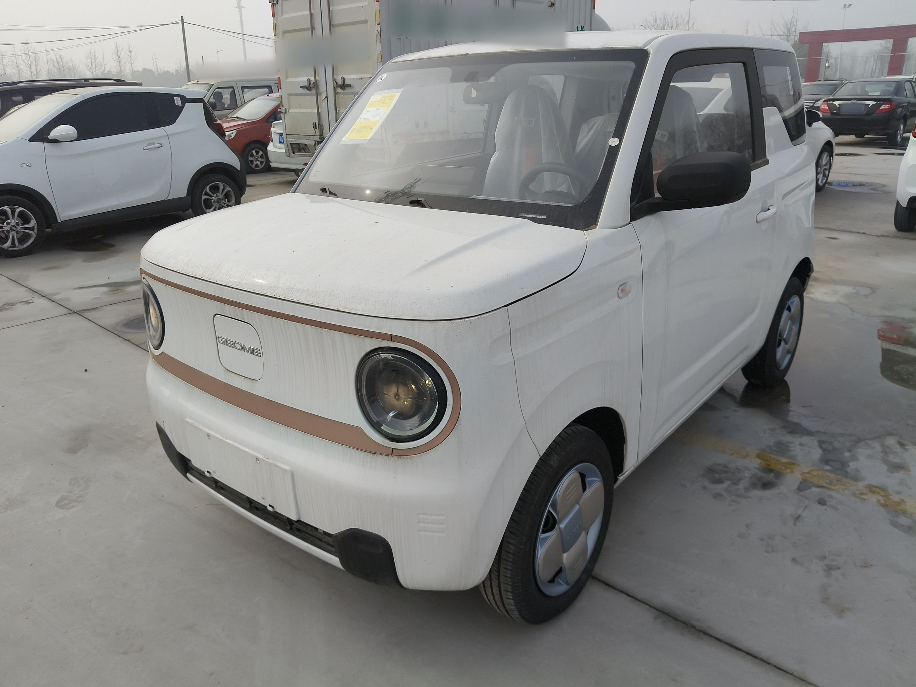 تحت مقدمة السيارة