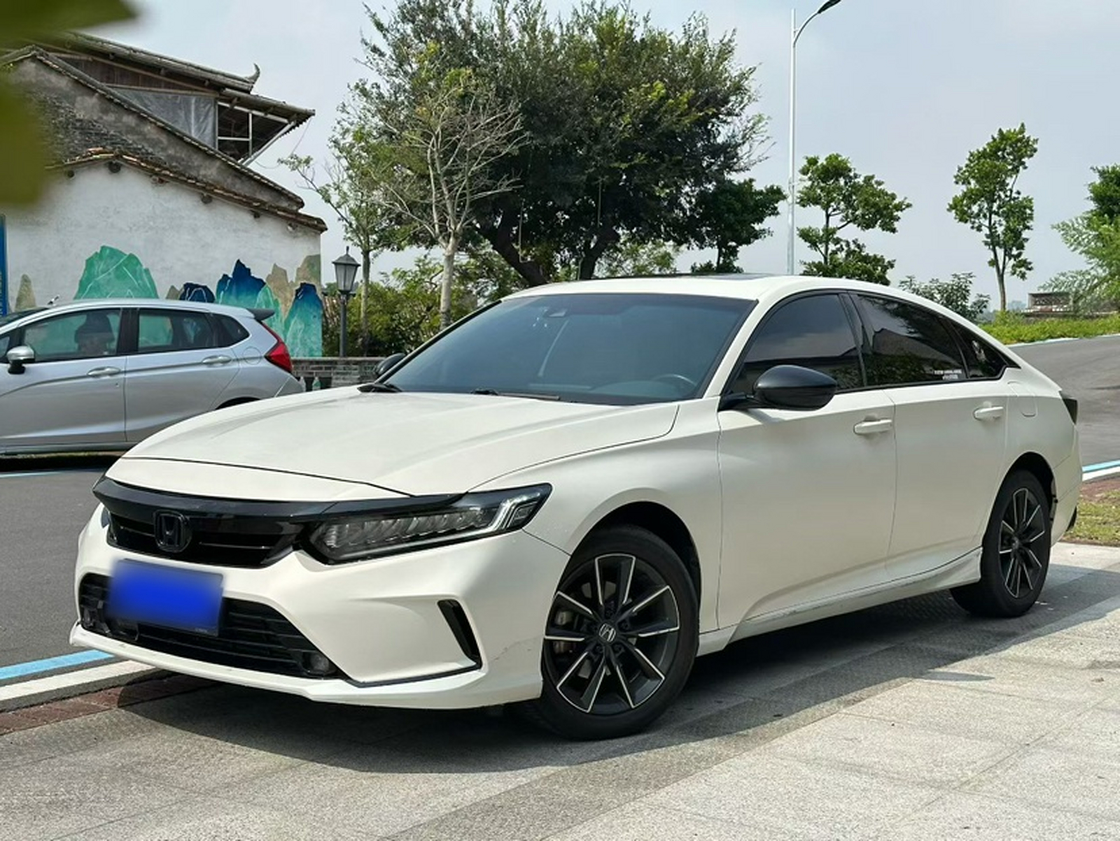 Под передней частью автомобиля