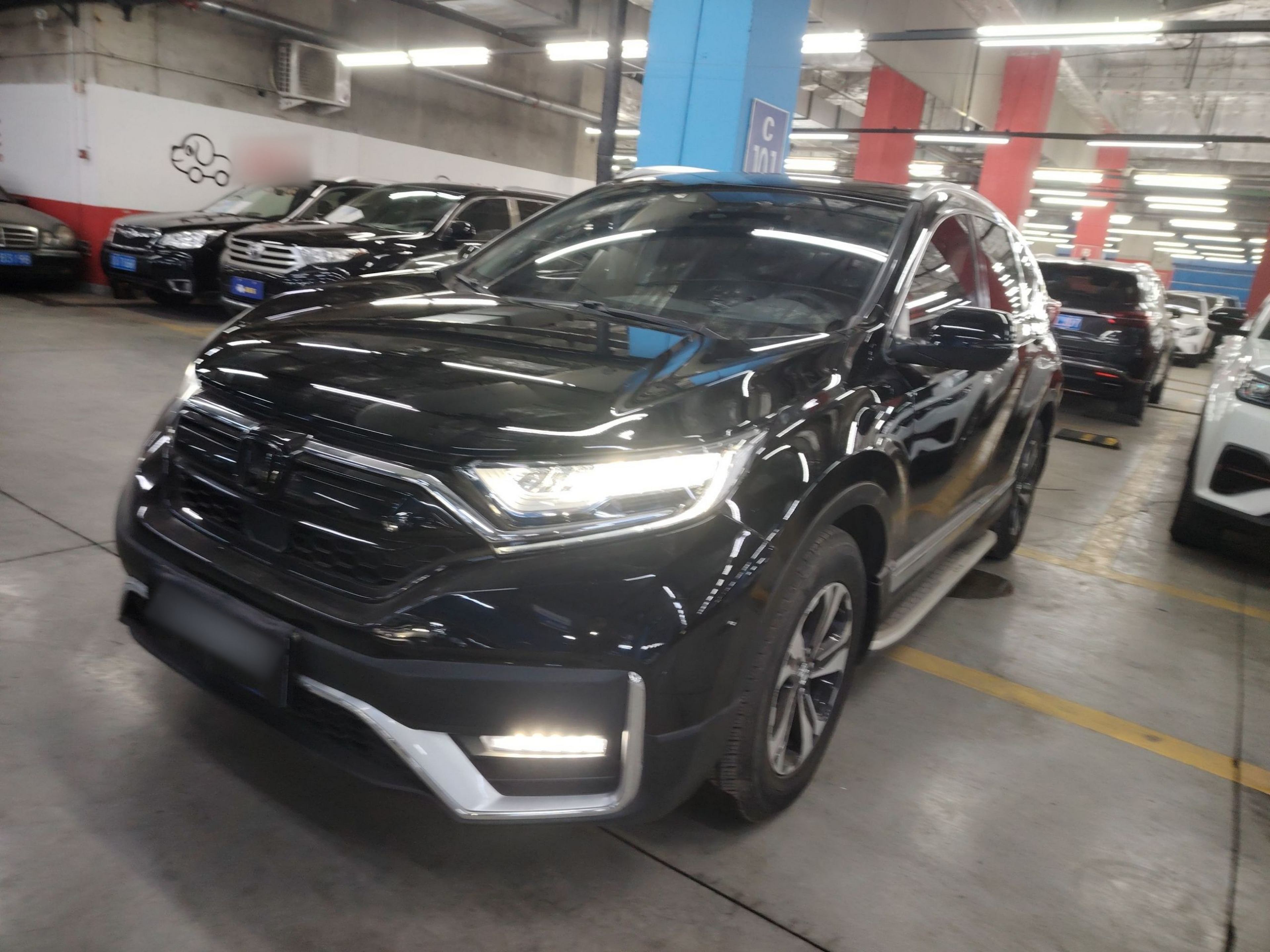 تحت مقدمة السيارة