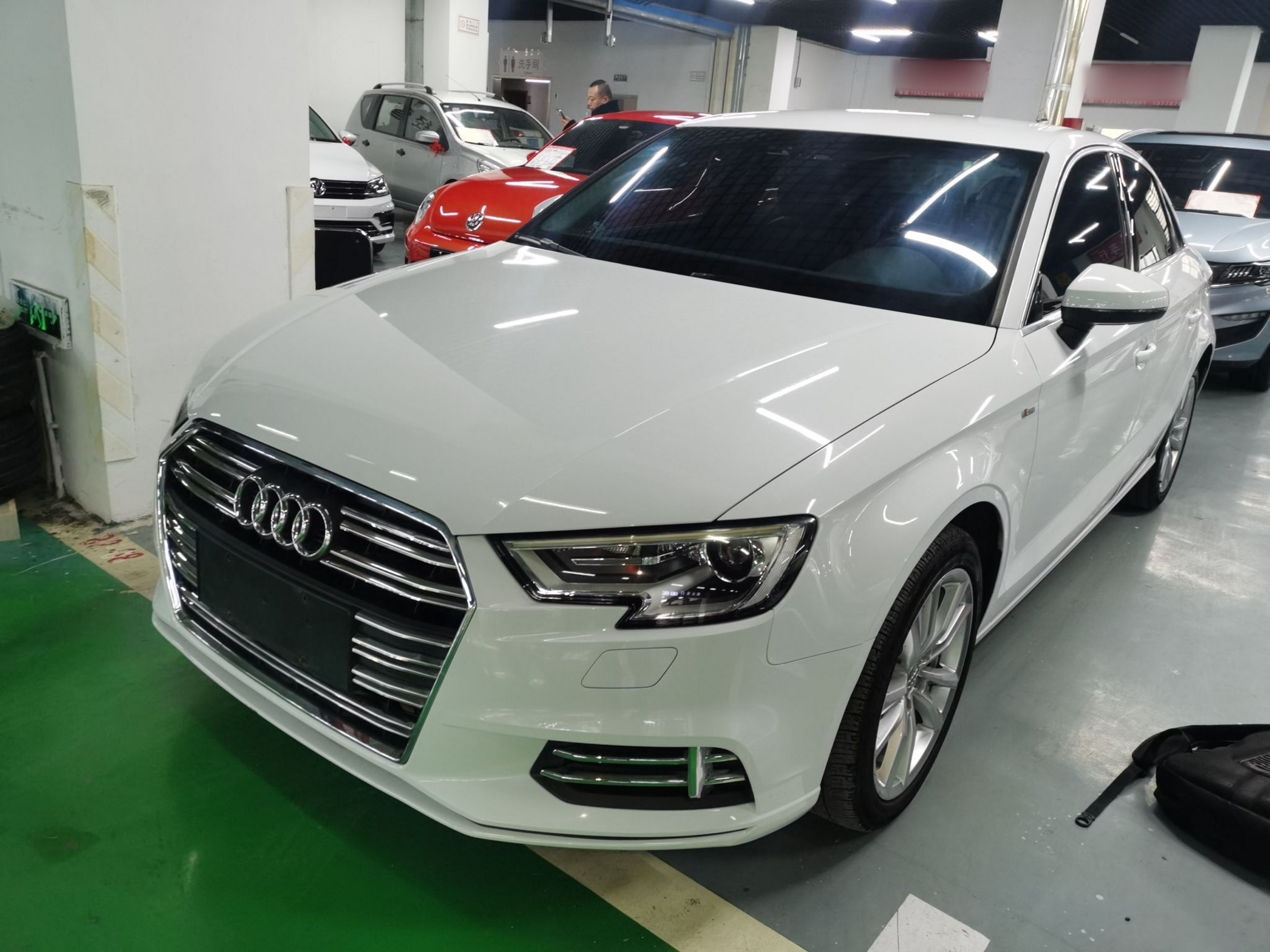 تحت مقدمة السيارة