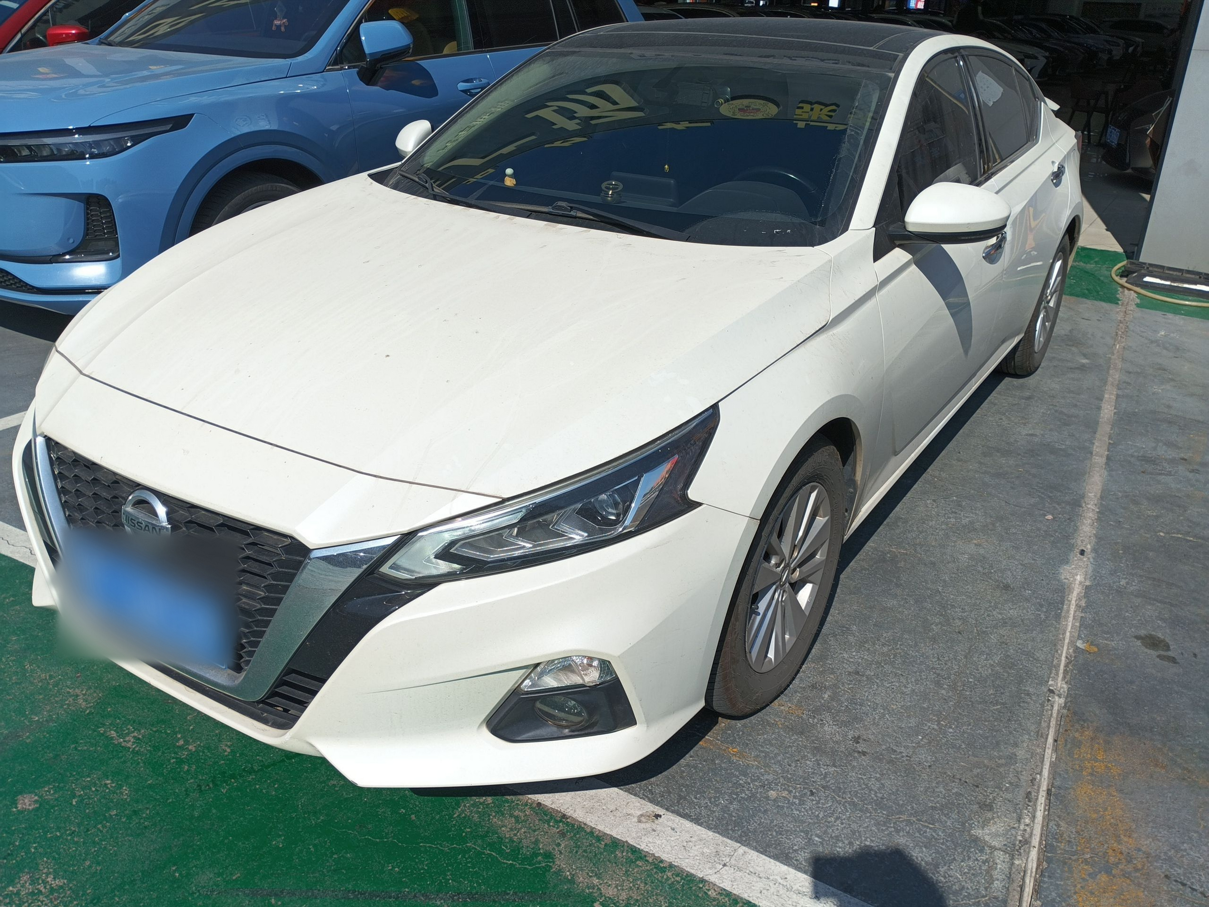 تحت مقدمة السيارة