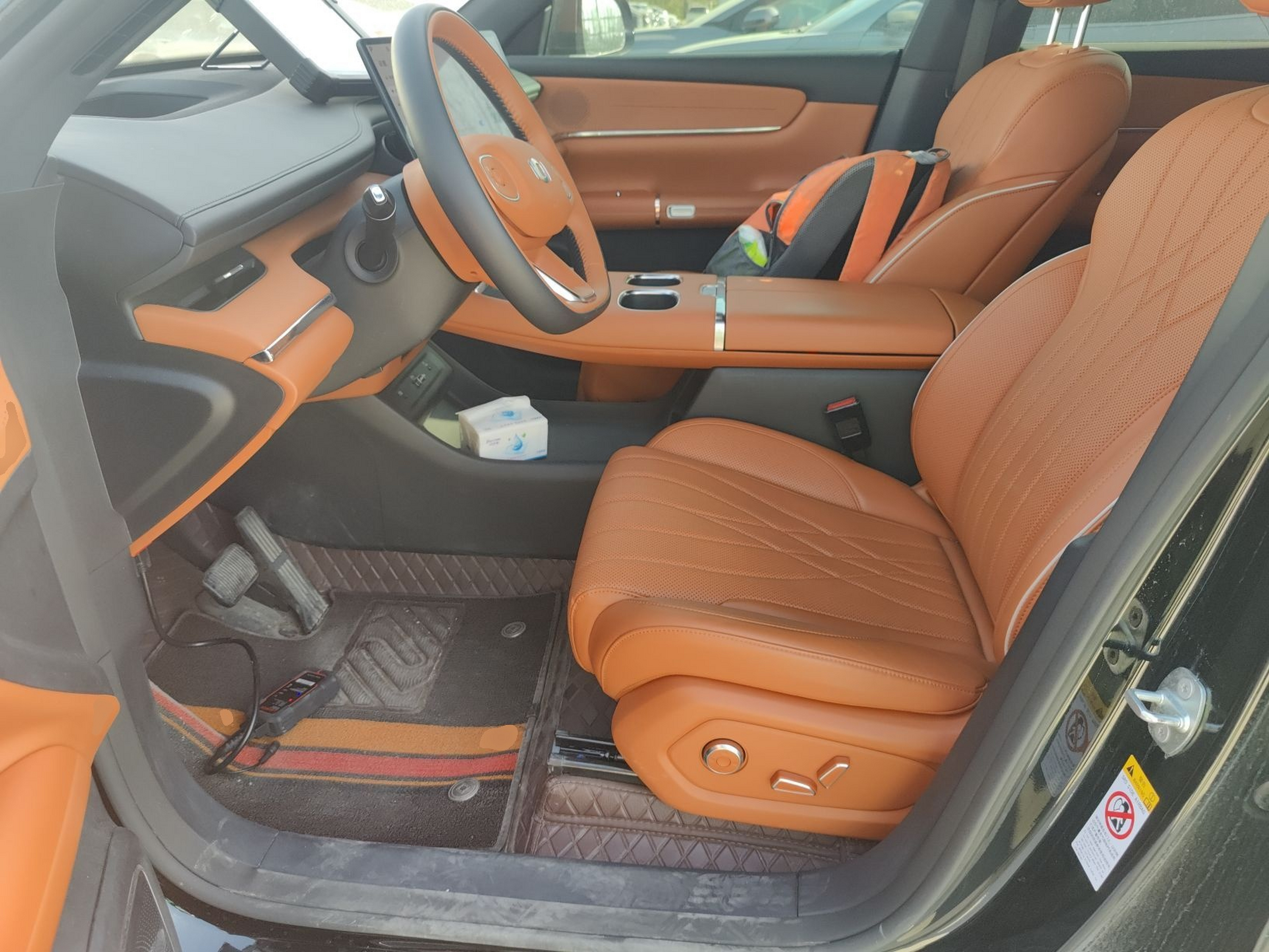 المقاعد الأمامية داخل السيارة