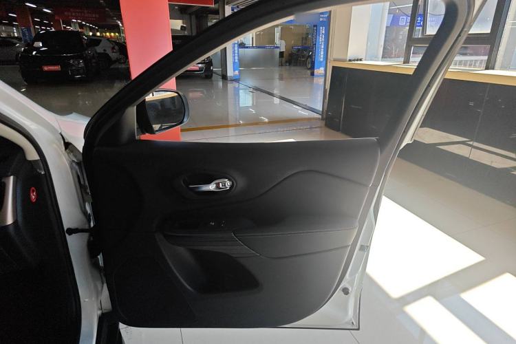 Used  Cherokee 2016 2.4L Leading Smart Version
