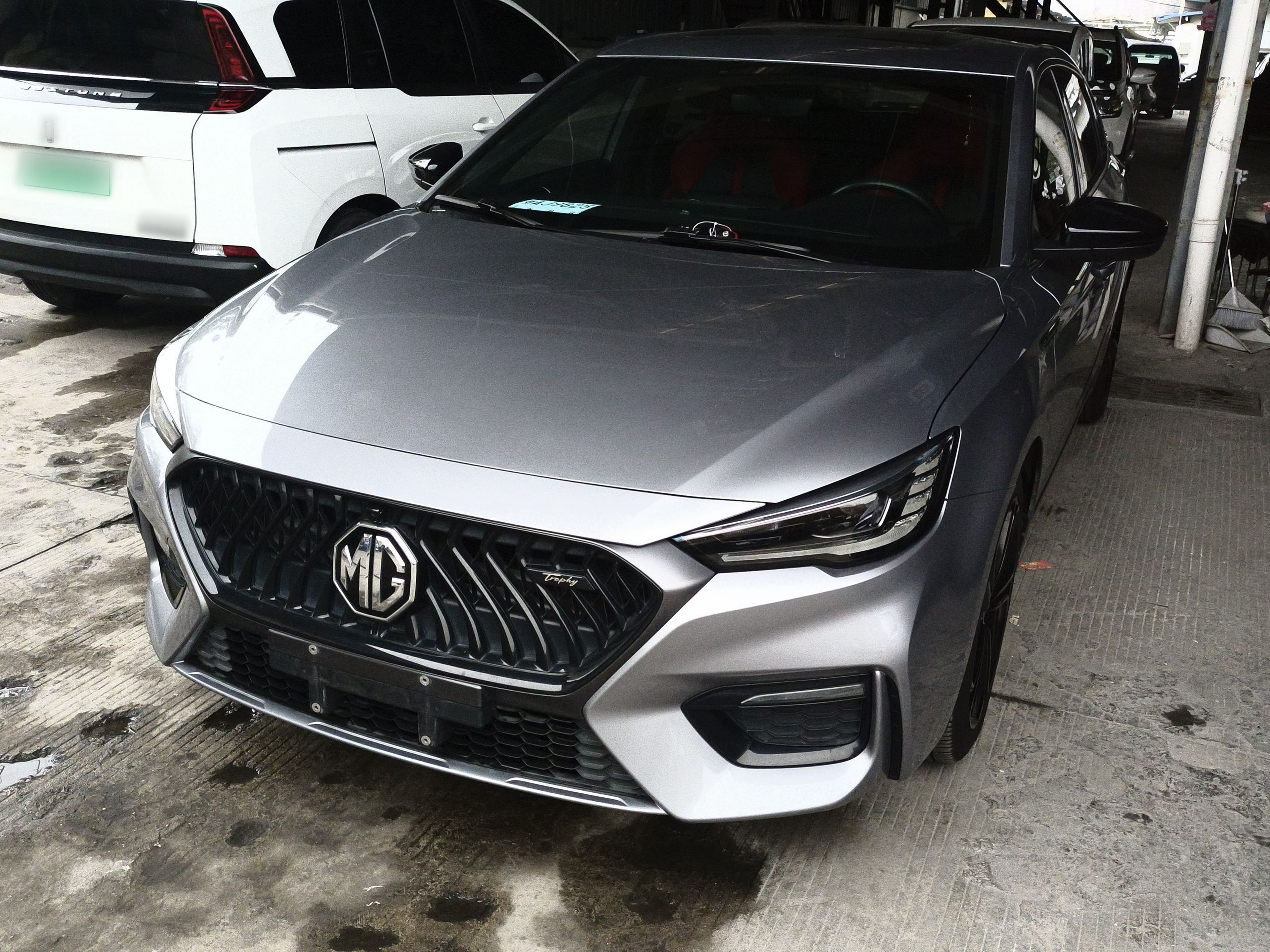 Под передней частью автомобиля