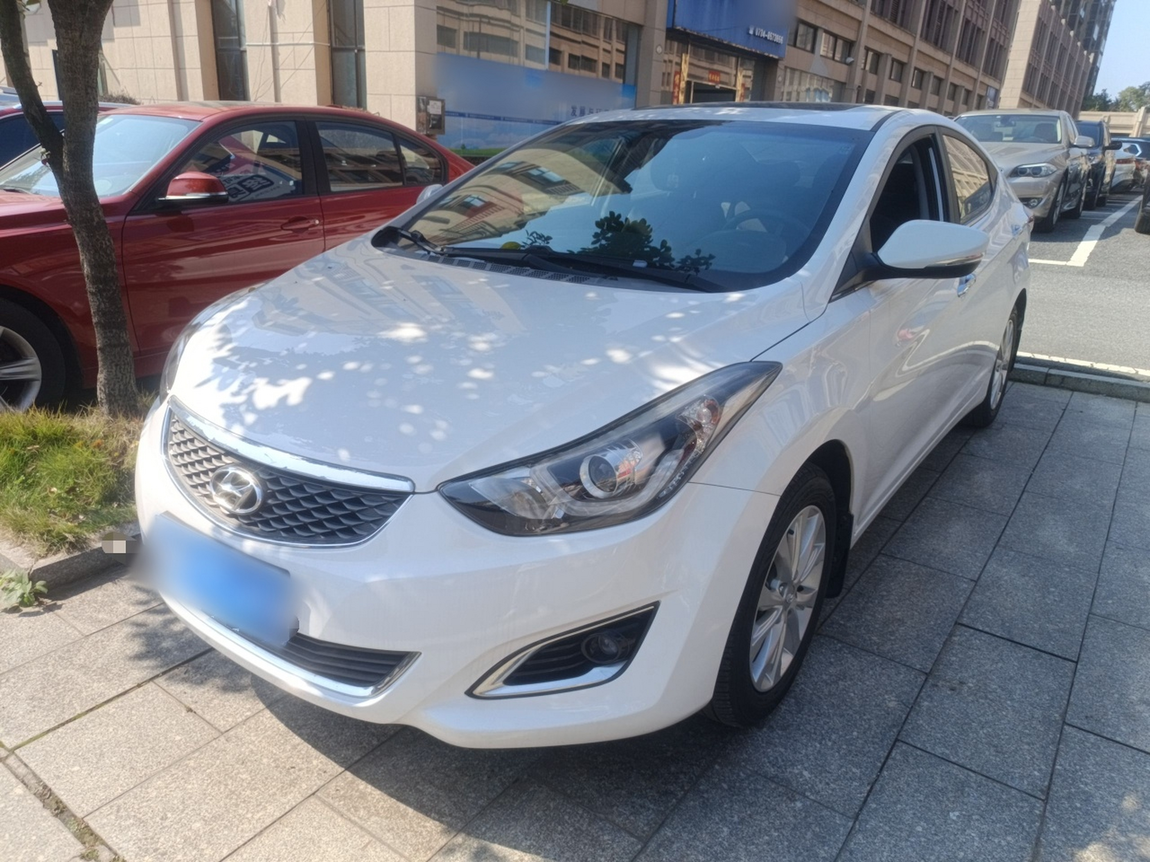 Под передней частью автомобиля