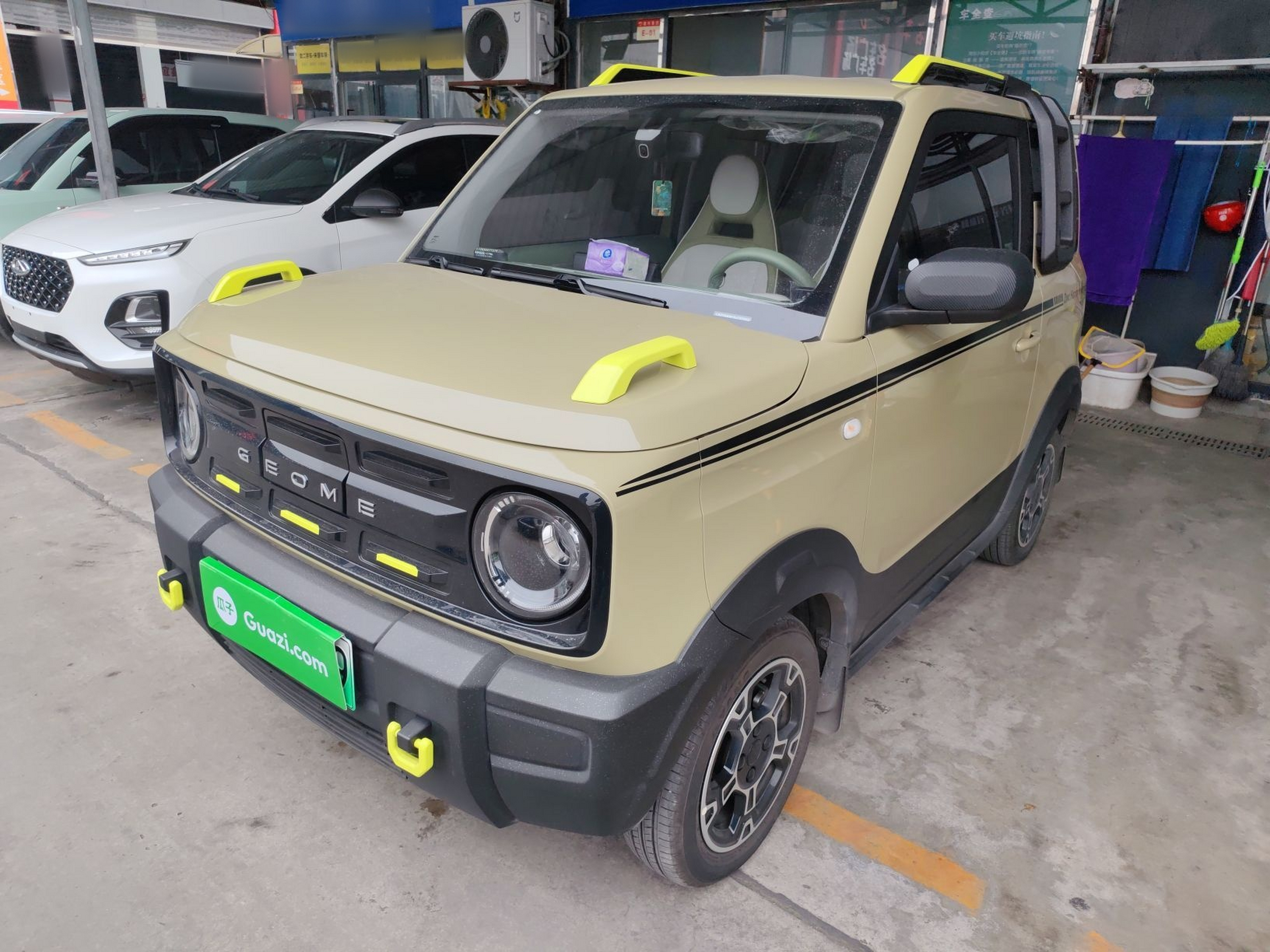 تحت مقدمة السيارة