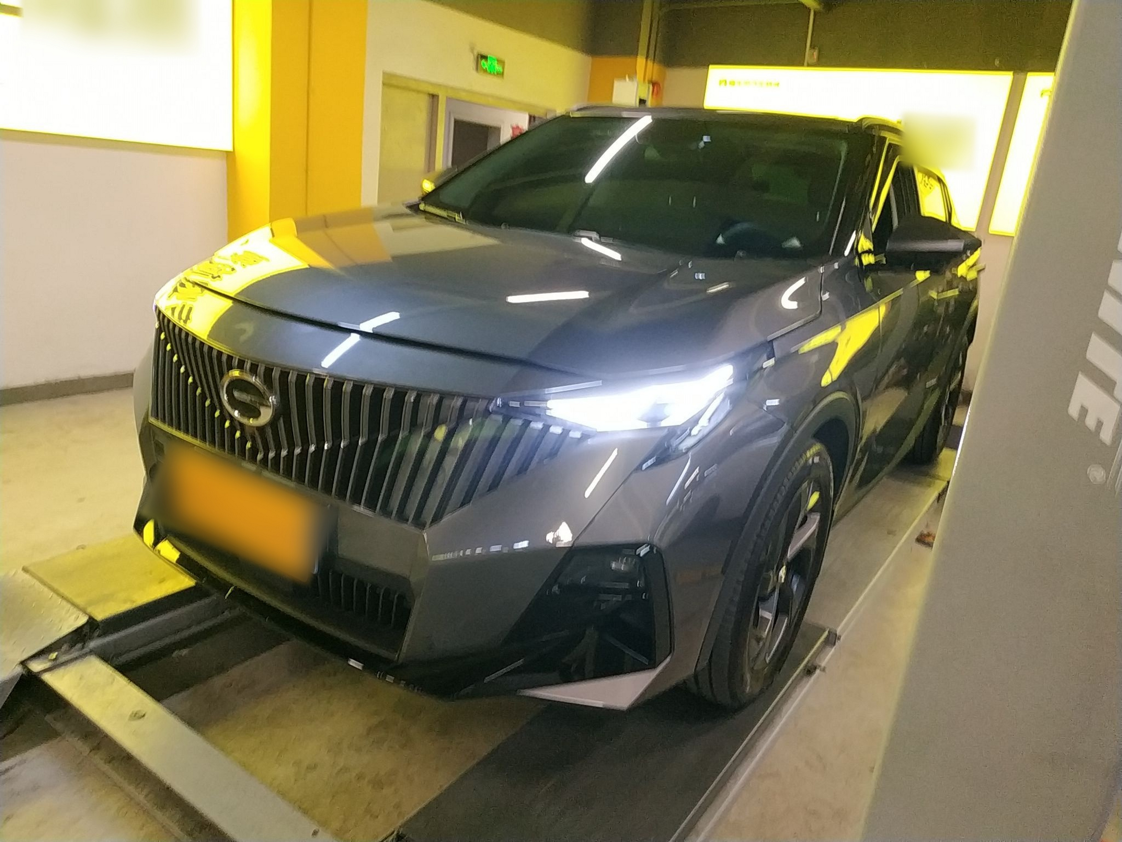 Под передней частью автомобиля