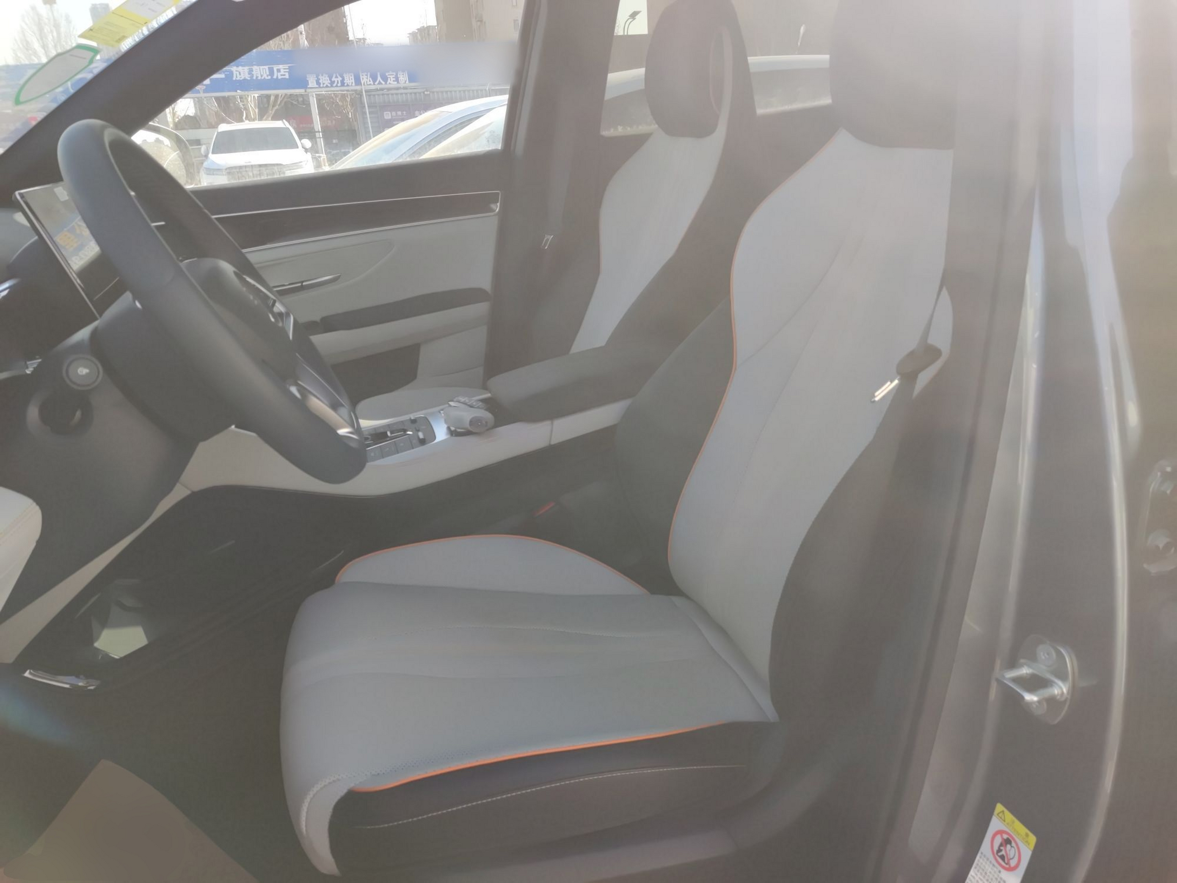 Переднее сиденье в автомобиле