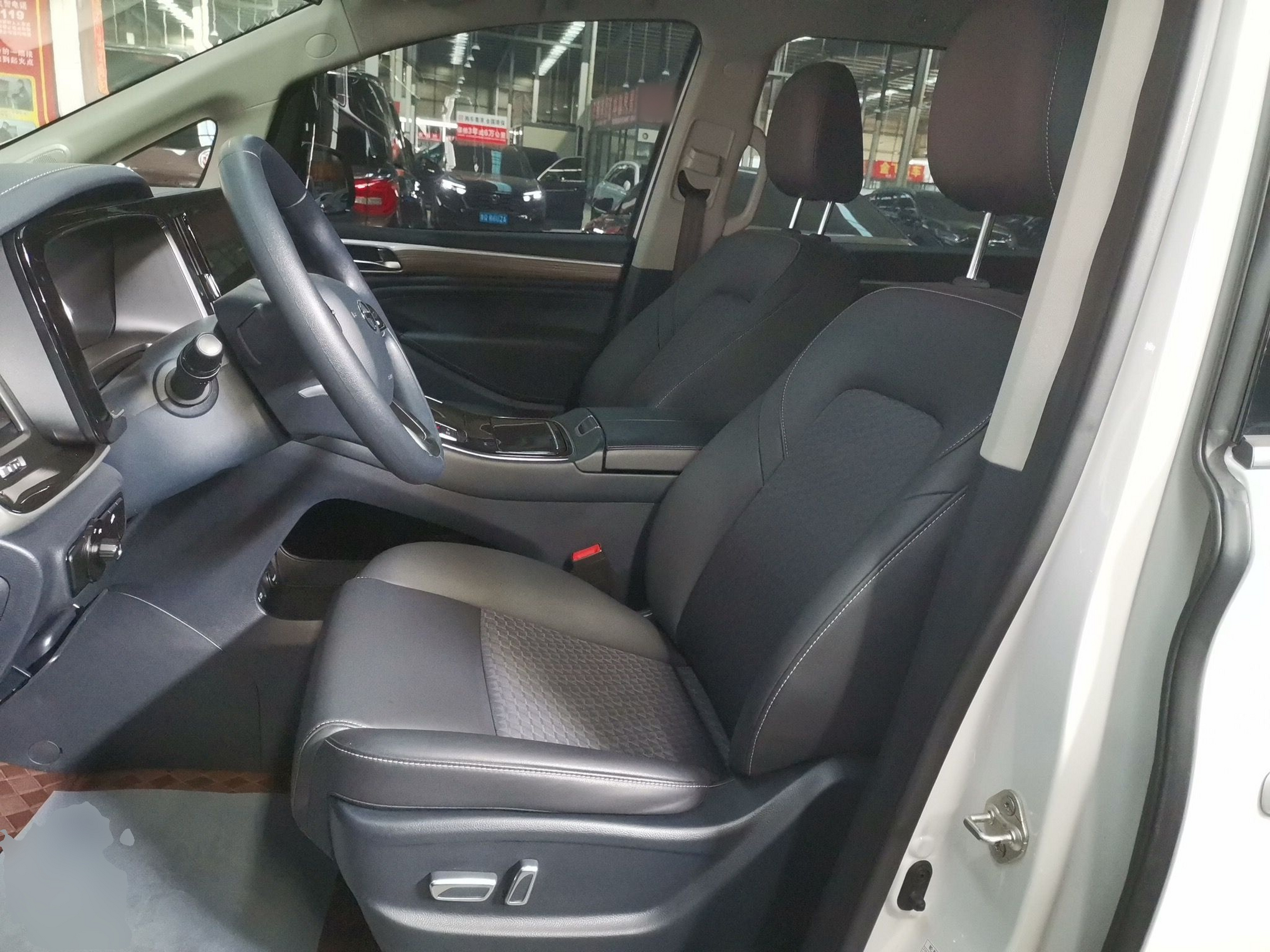 Переднее сиденье в автомобиле