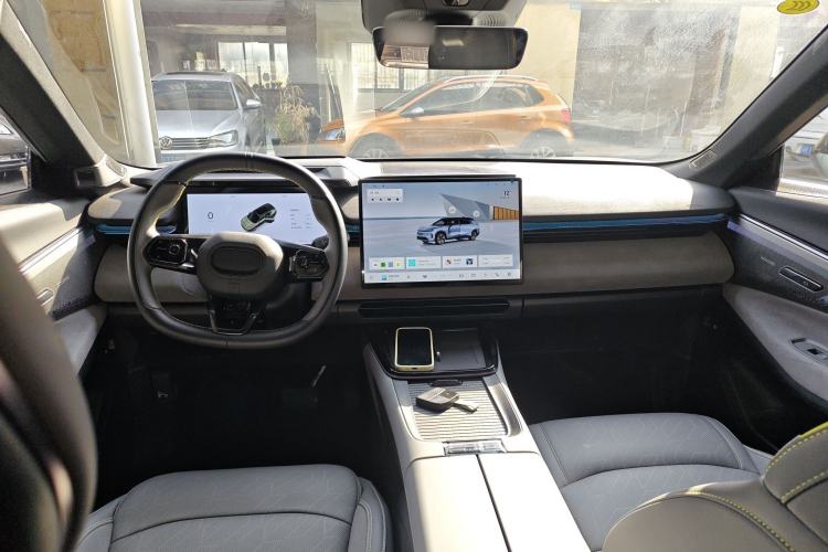 Used Lynk & Co 08 EM-P 2025 220 km All-Wheel-Drive Performance Halo
