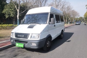 Used Iveco Daily 2020 2.5T A35 Passenger Van with Dual Tires Mid-Roof Design 5-9 Seater China V Emission Standard