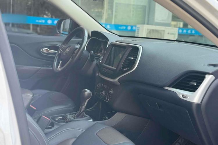 Used  Cherokee 2017 2.4L Leading Smart Edition
