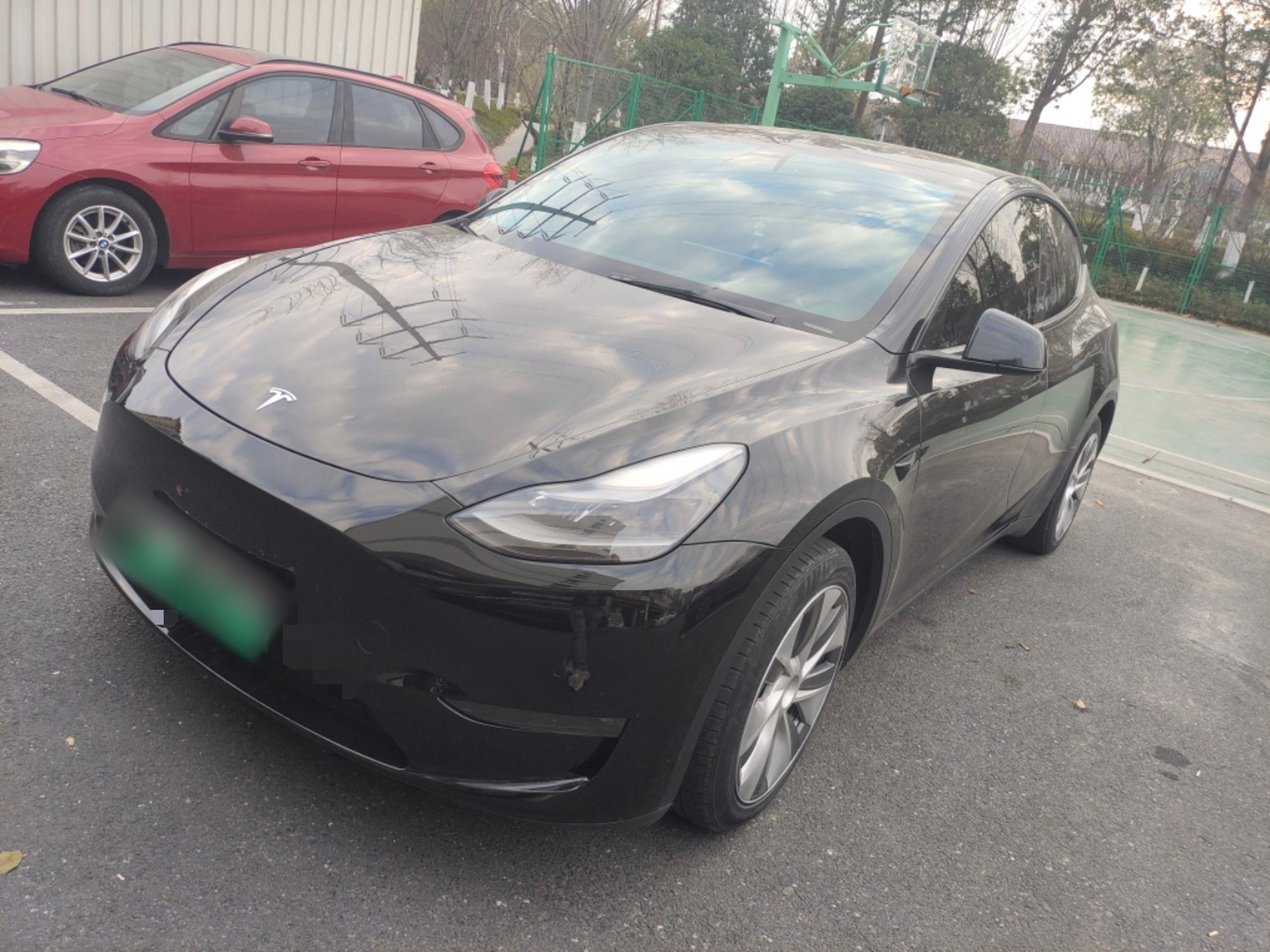 تحت مقدمة السيارة