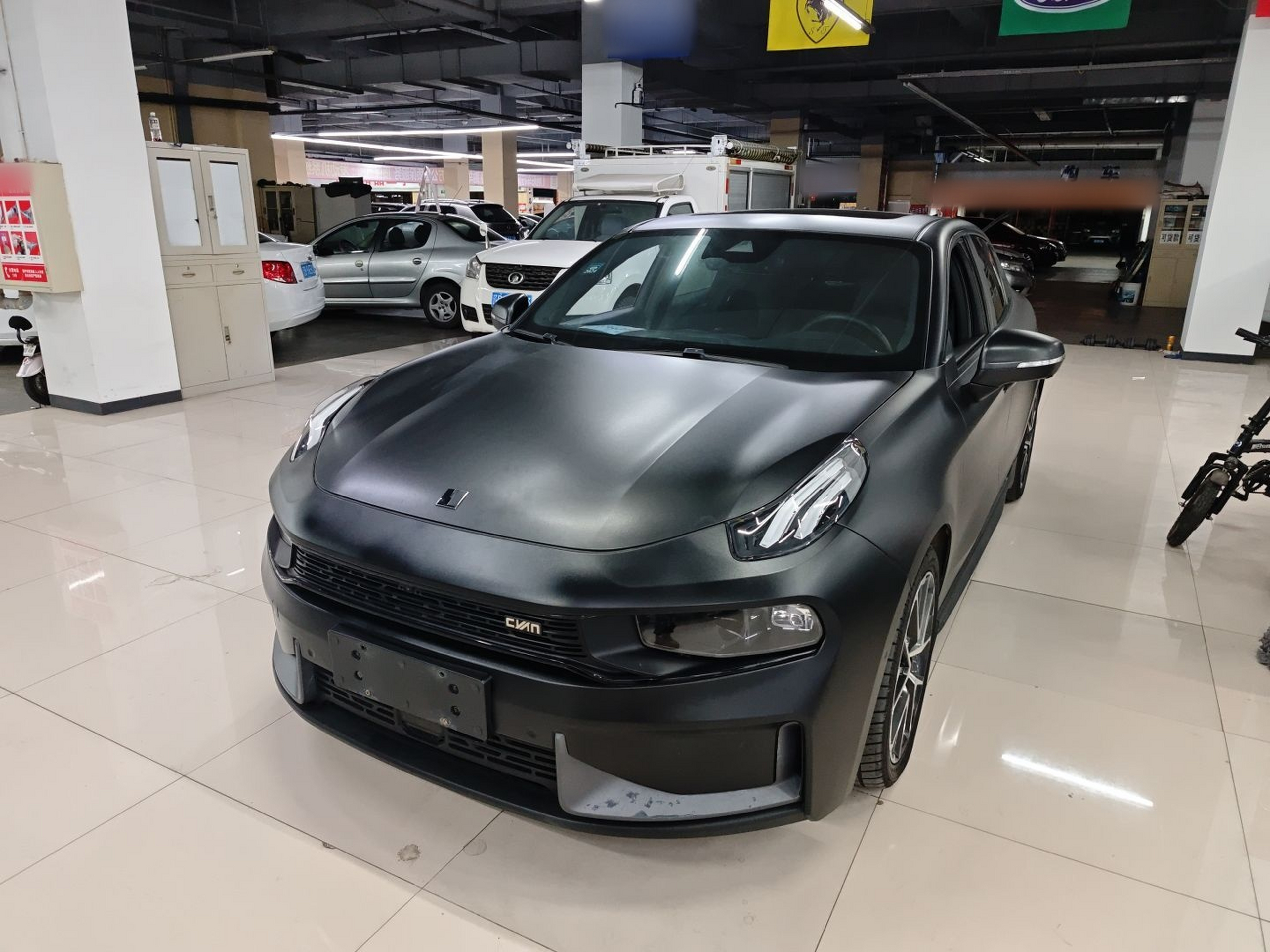 تحت مقدمة السيارة