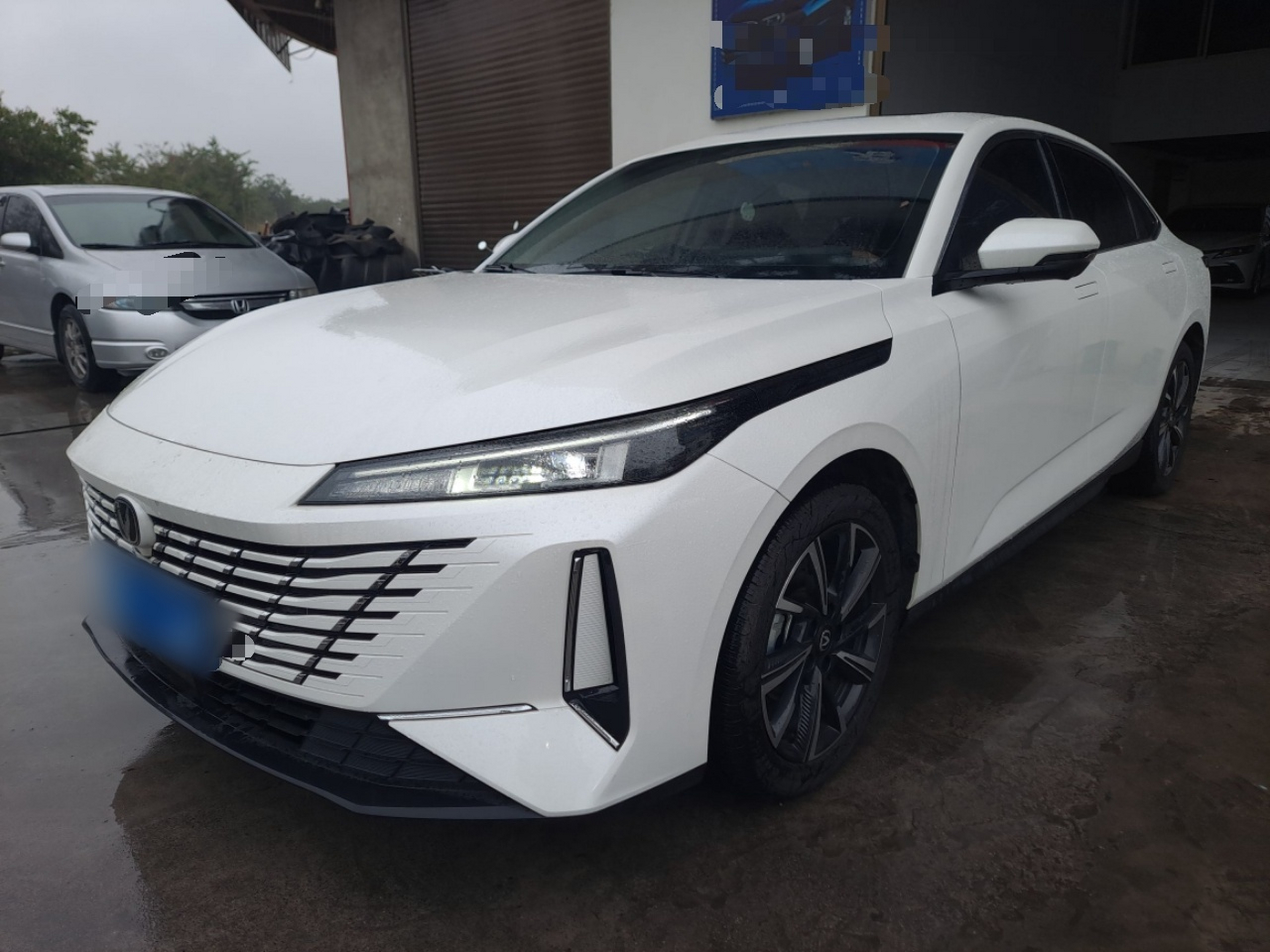 Под передней частью автомобиля