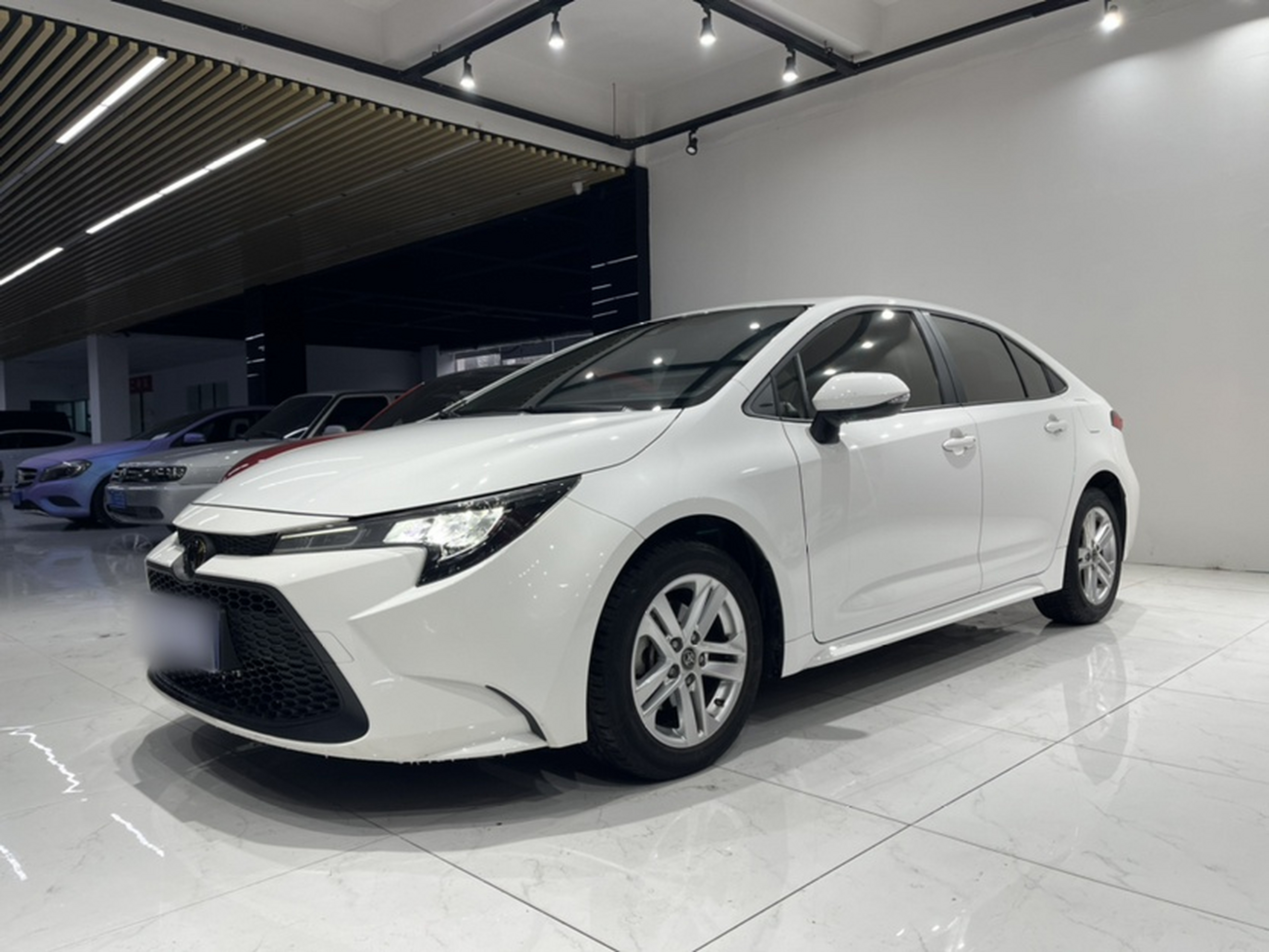 تحت مقدمة السيارة