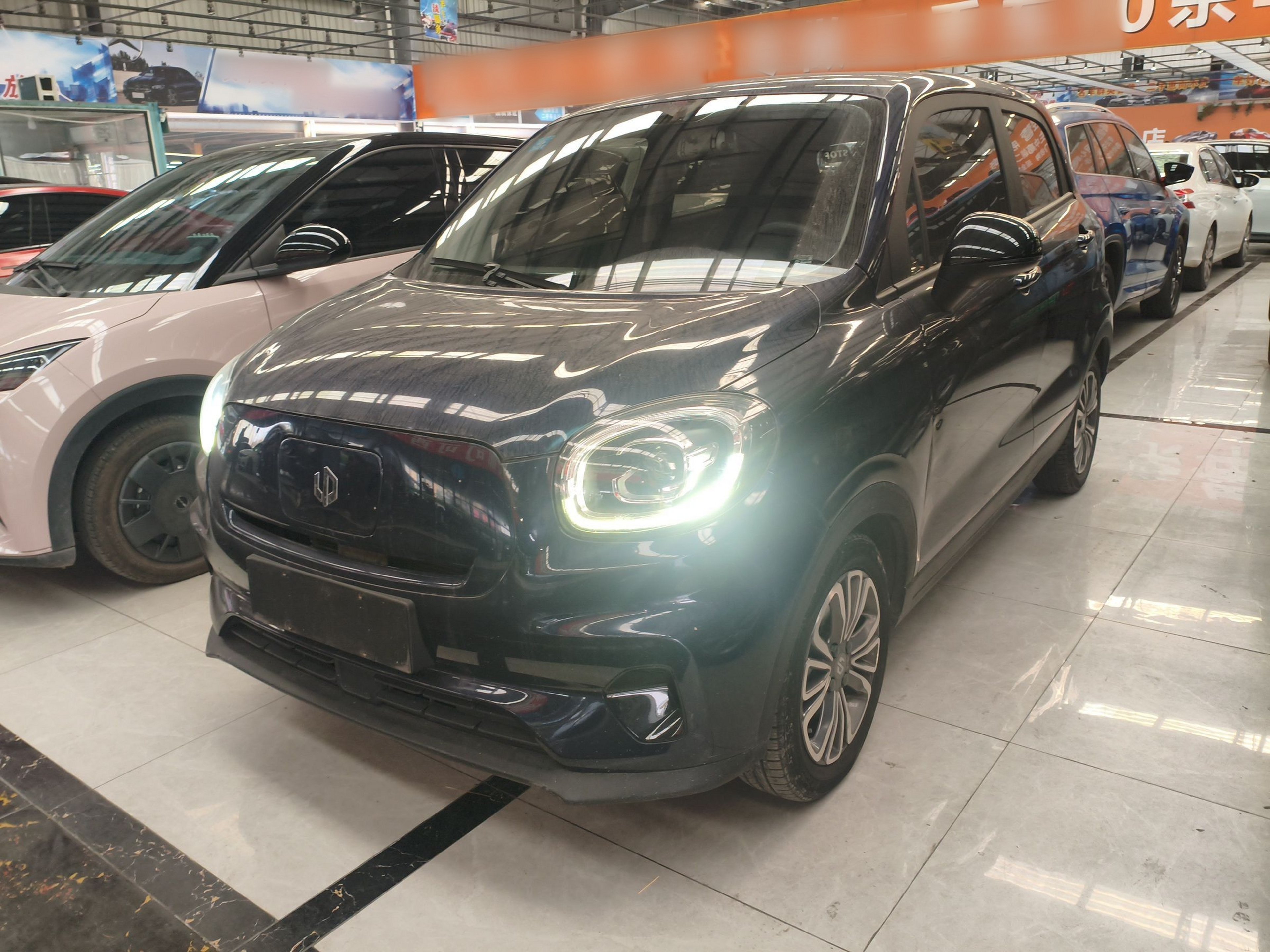 Под передней частью автомобиля