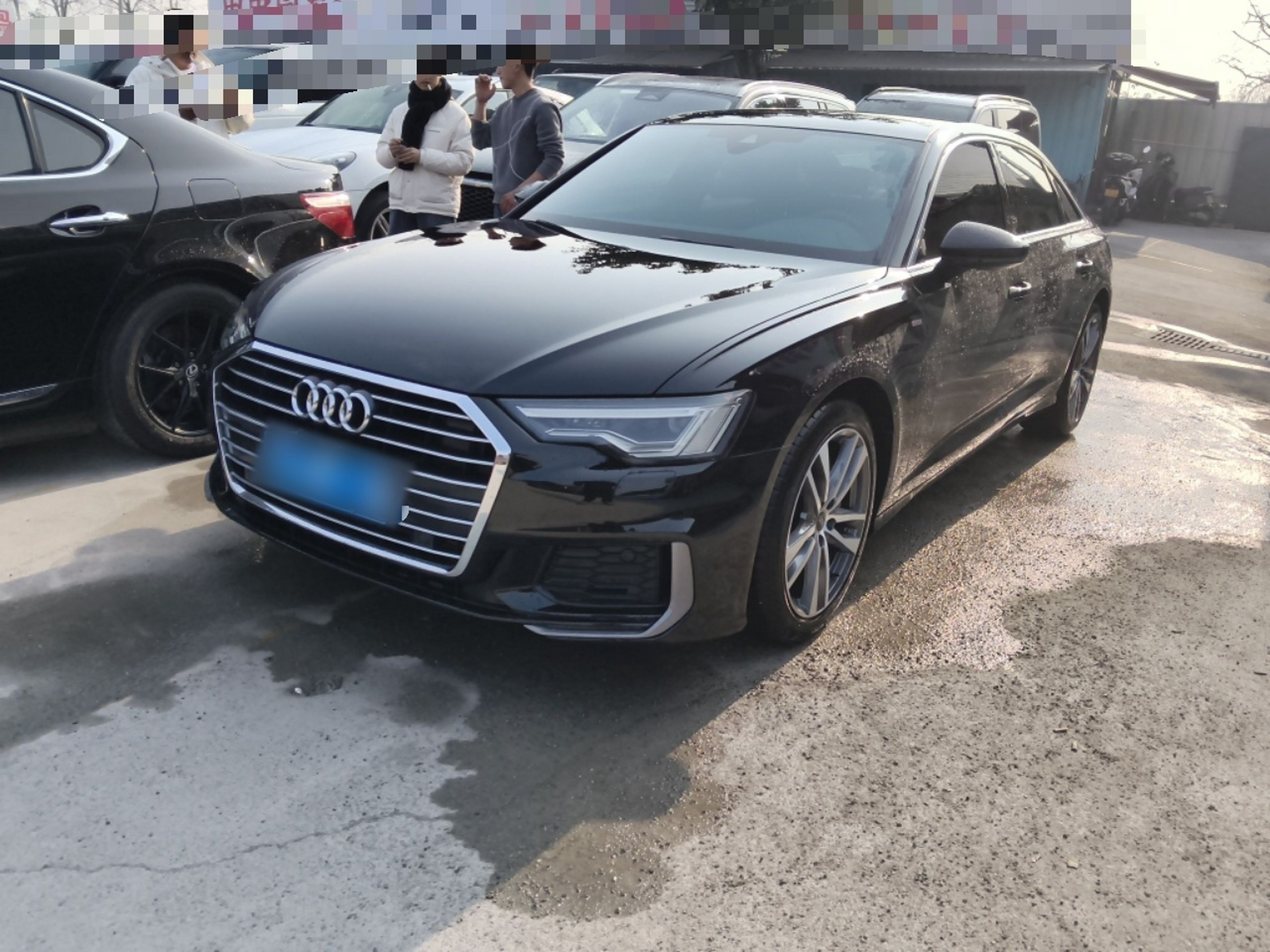 Под передней частью автомобиля