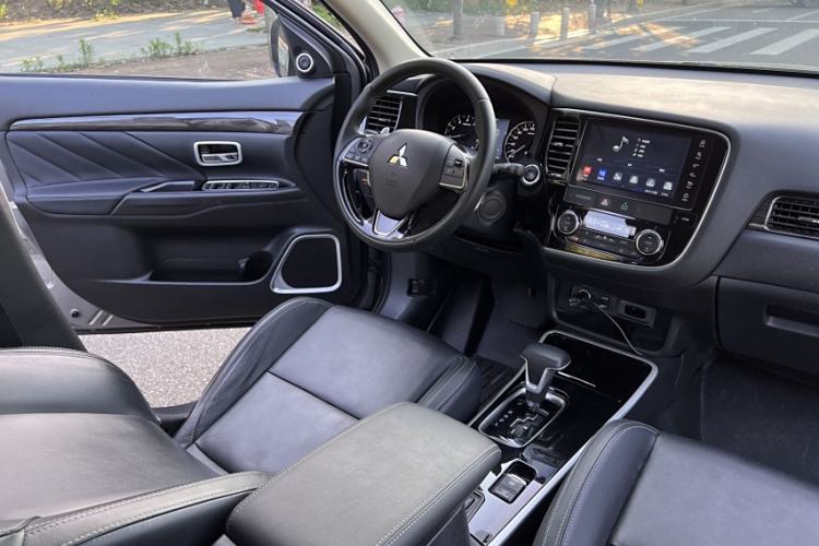 Used Mitsubishi Outlander 2019 2.4L 4x4 Zhi Xiang Edition 7 Seats China VI Standard
