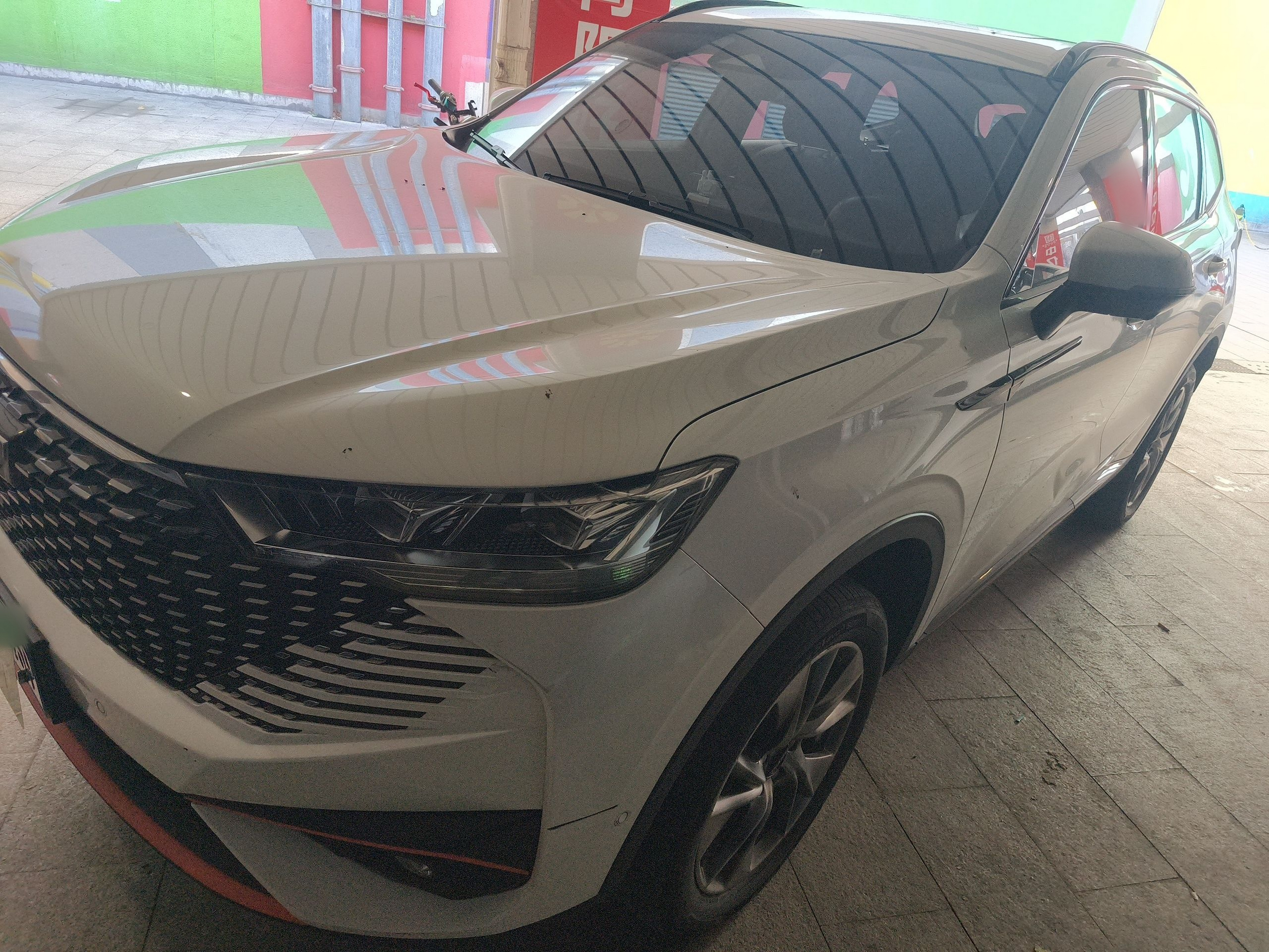 Под передней частью автомобиля