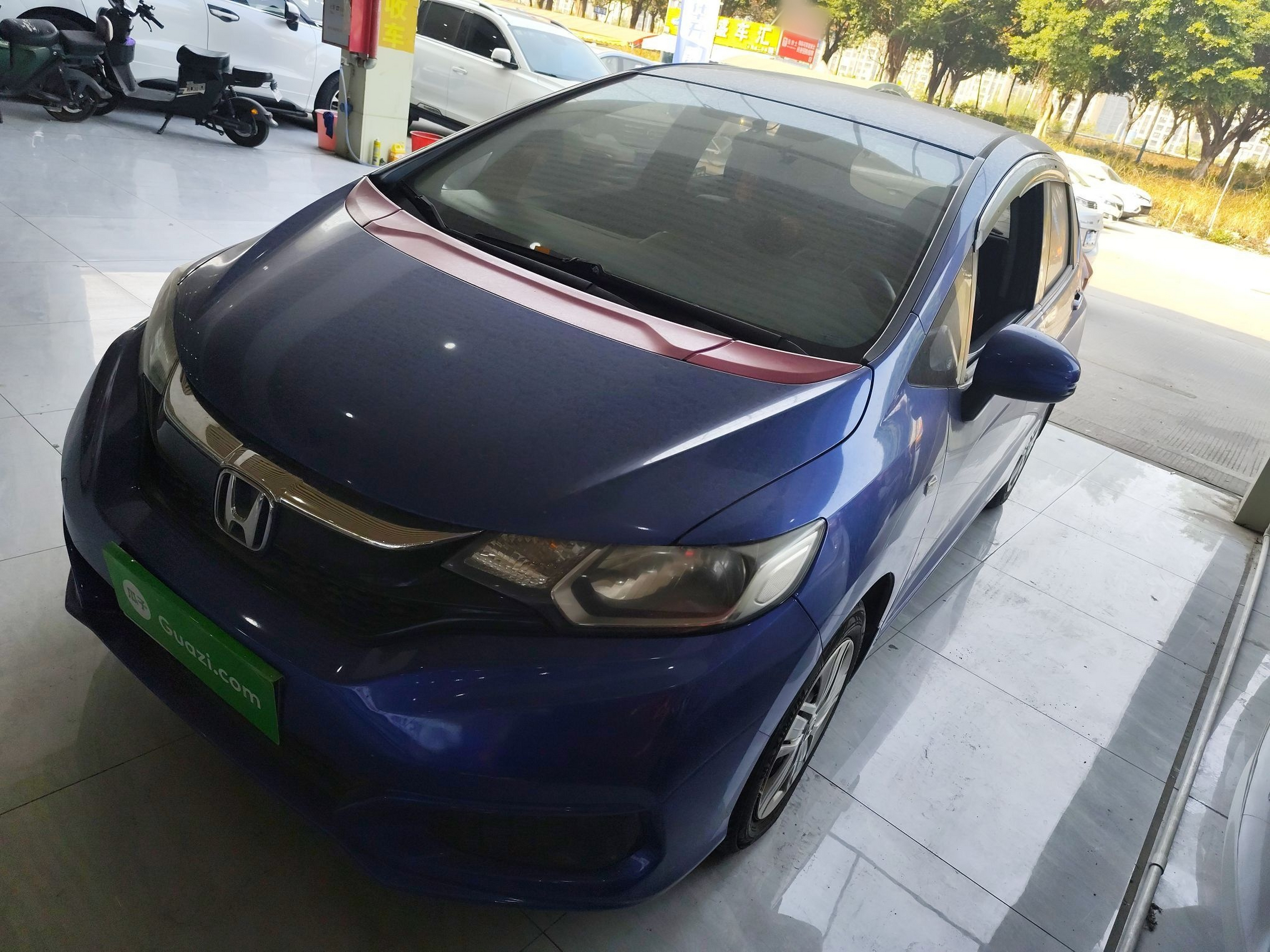 Под передней частью автомобиля