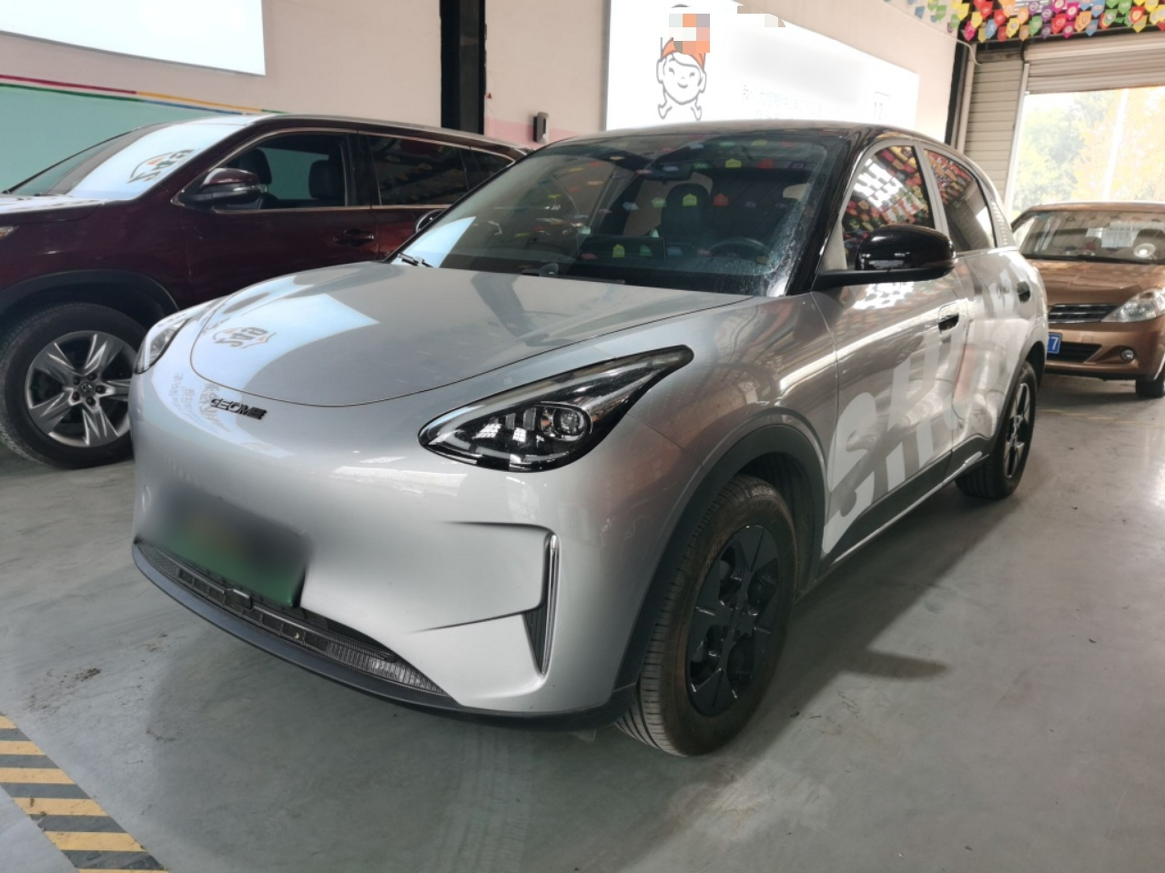 Под передней частью автомобиля