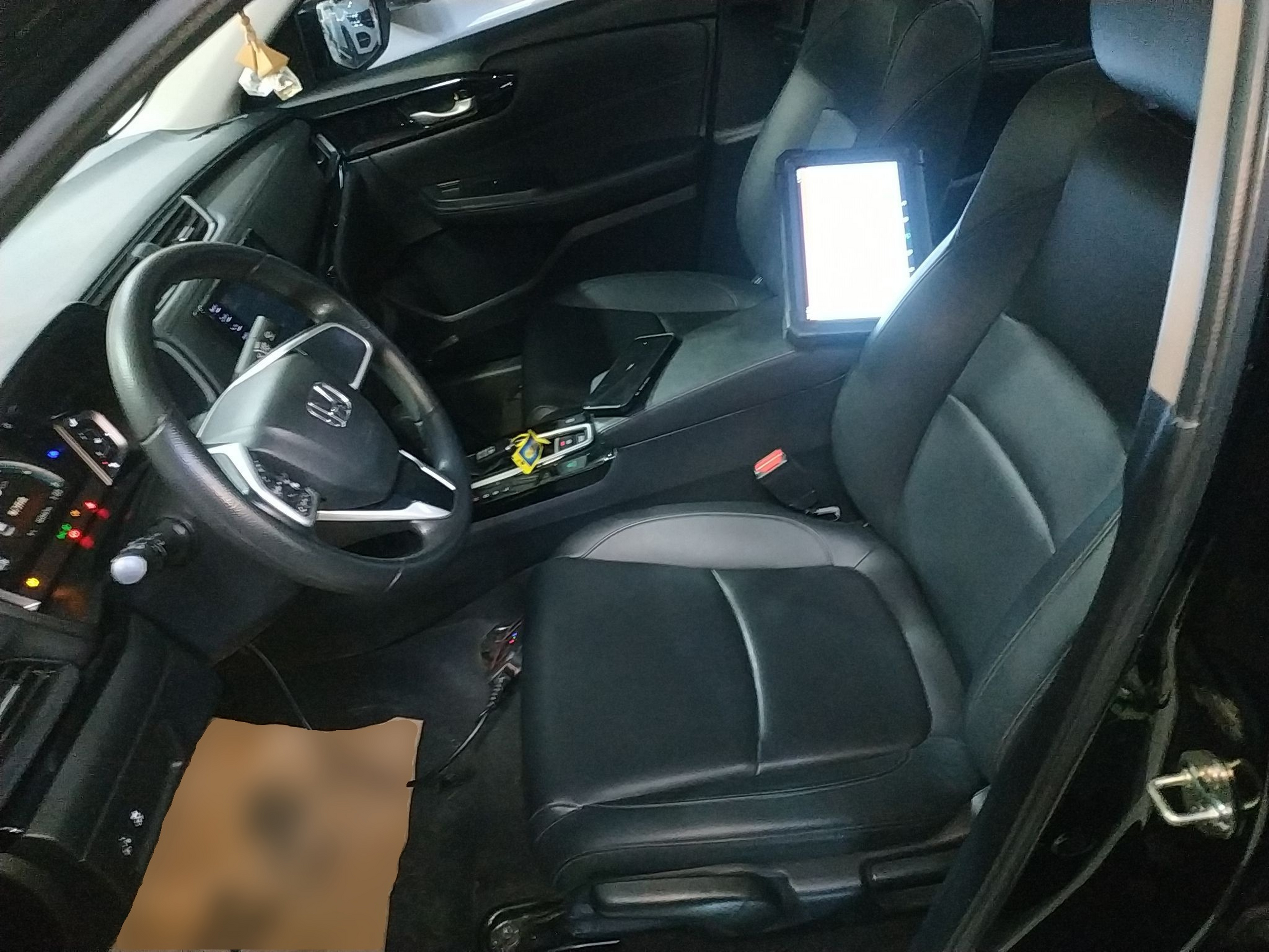 المقاعد الأمامية داخل السيارة