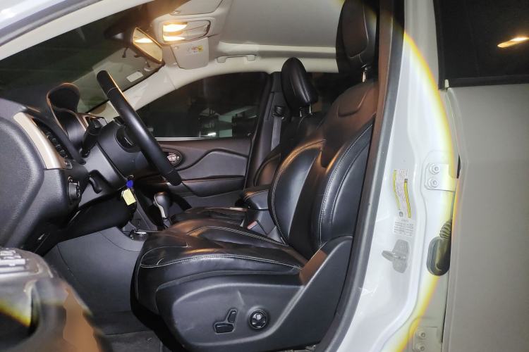 Used  Cherokee 2014 2.4L Urban Edition
