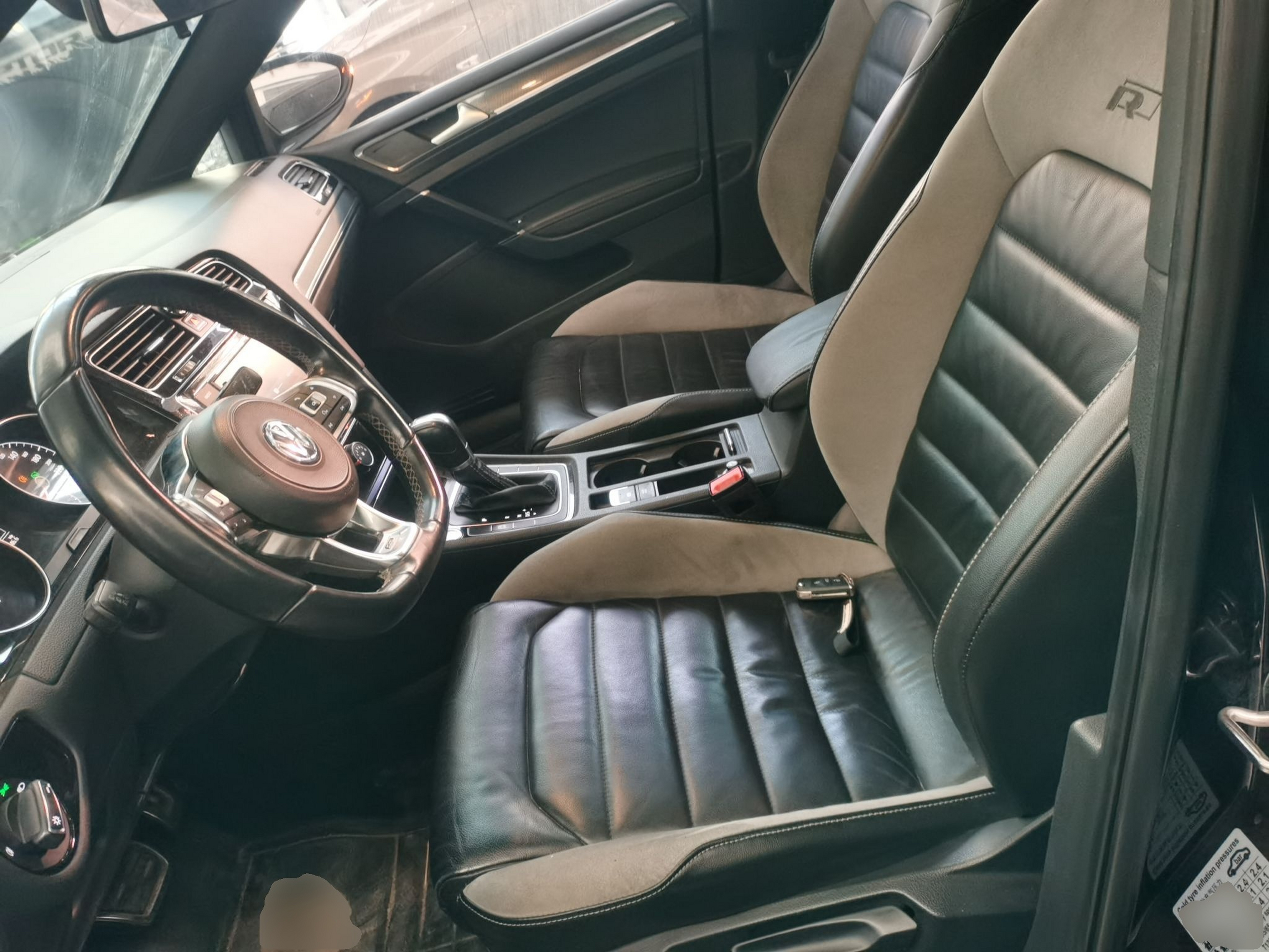 المقاعد الأمامية داخل السيارة