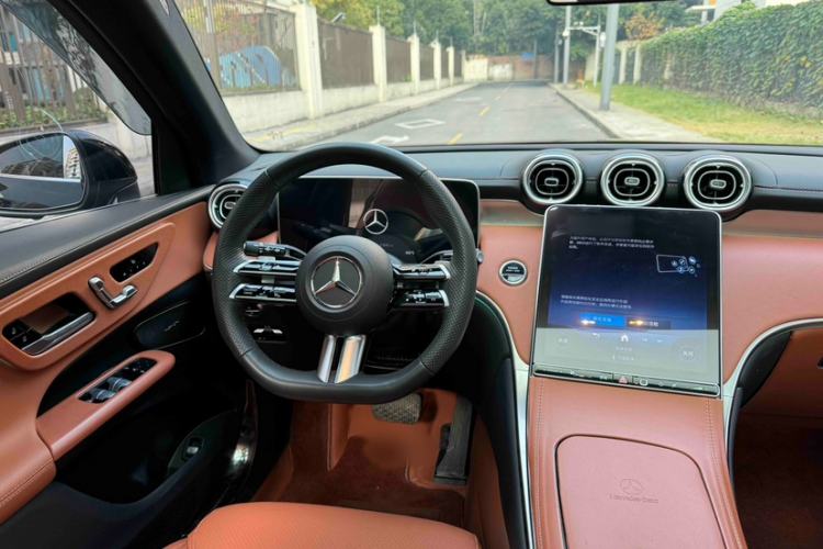 Used Mercedes-Benz GLC 2023 Facelift GLC 260 L 4MATIC Luxury Version 5 Seats
