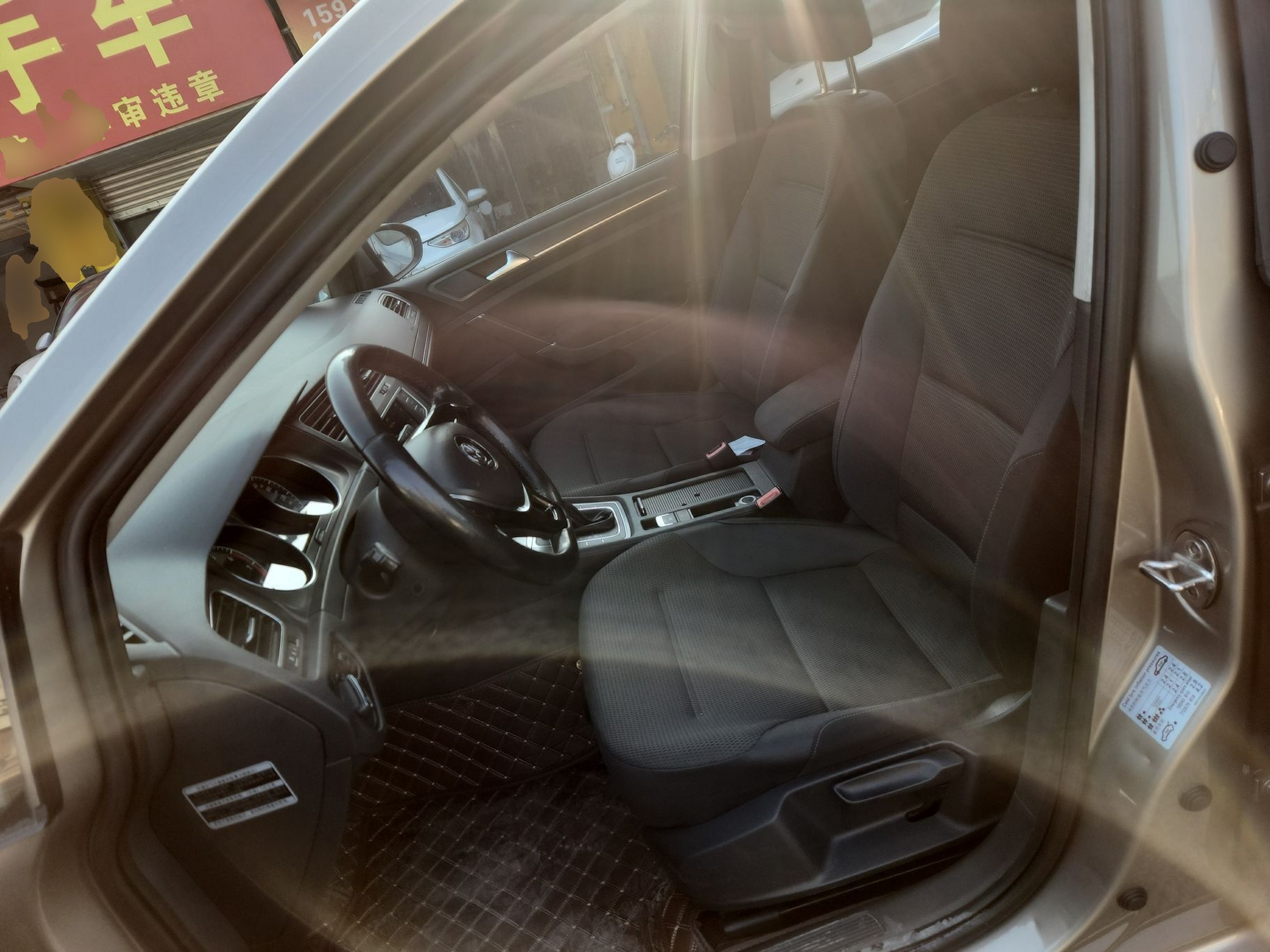 Переднее сиденье в автомобиле