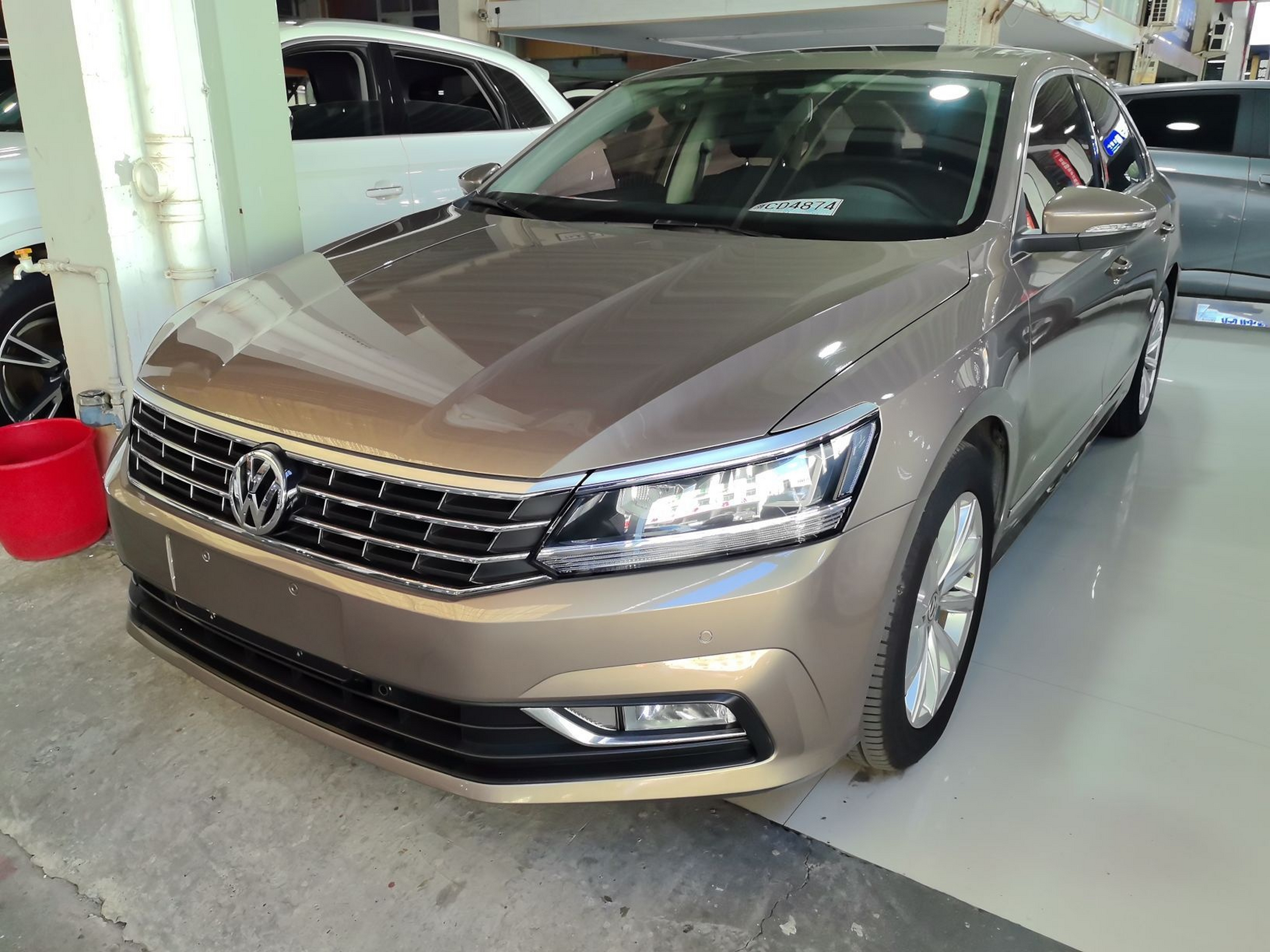 تحت مقدمة السيارة