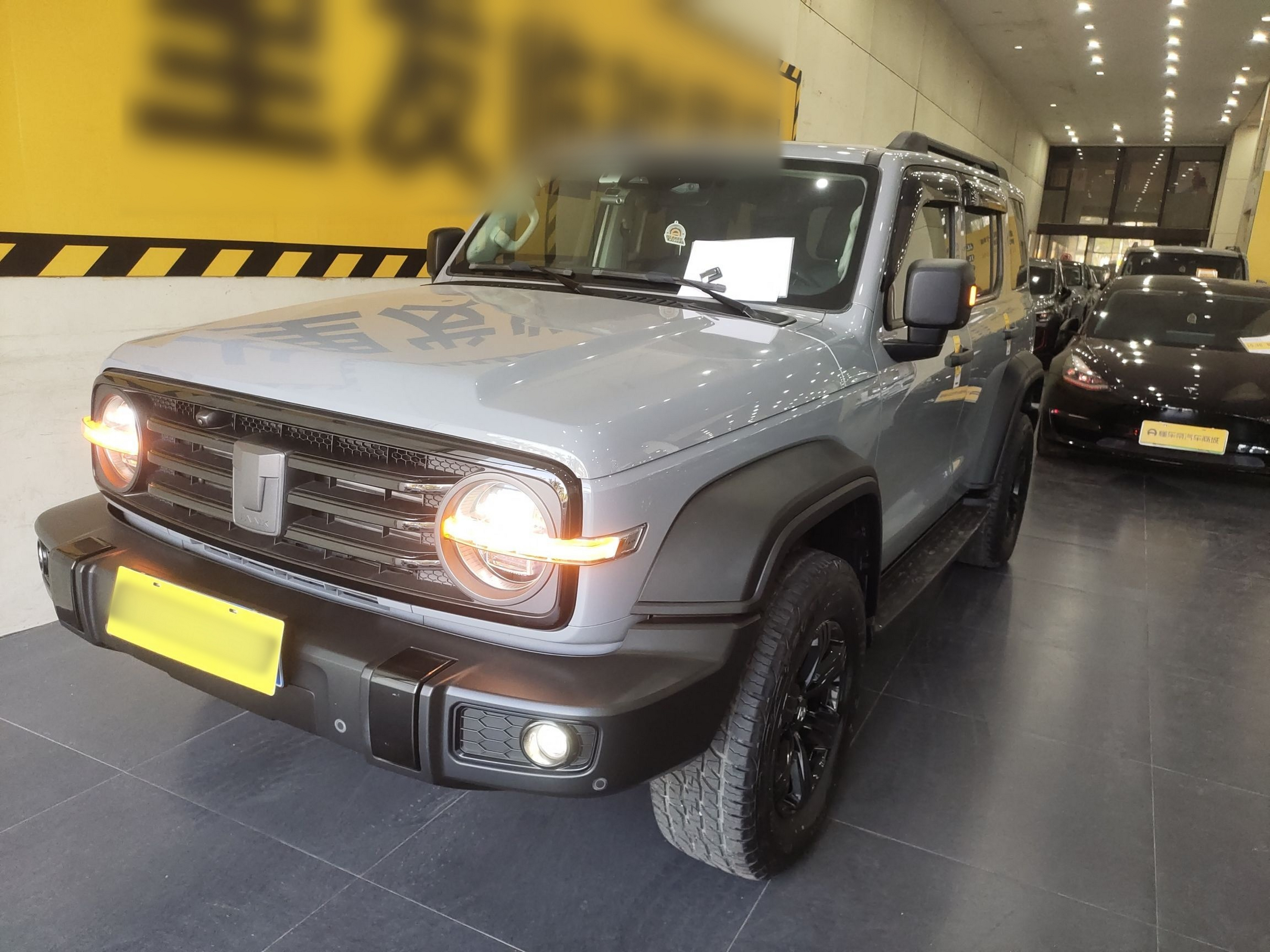 تحت مقدمة السيارة