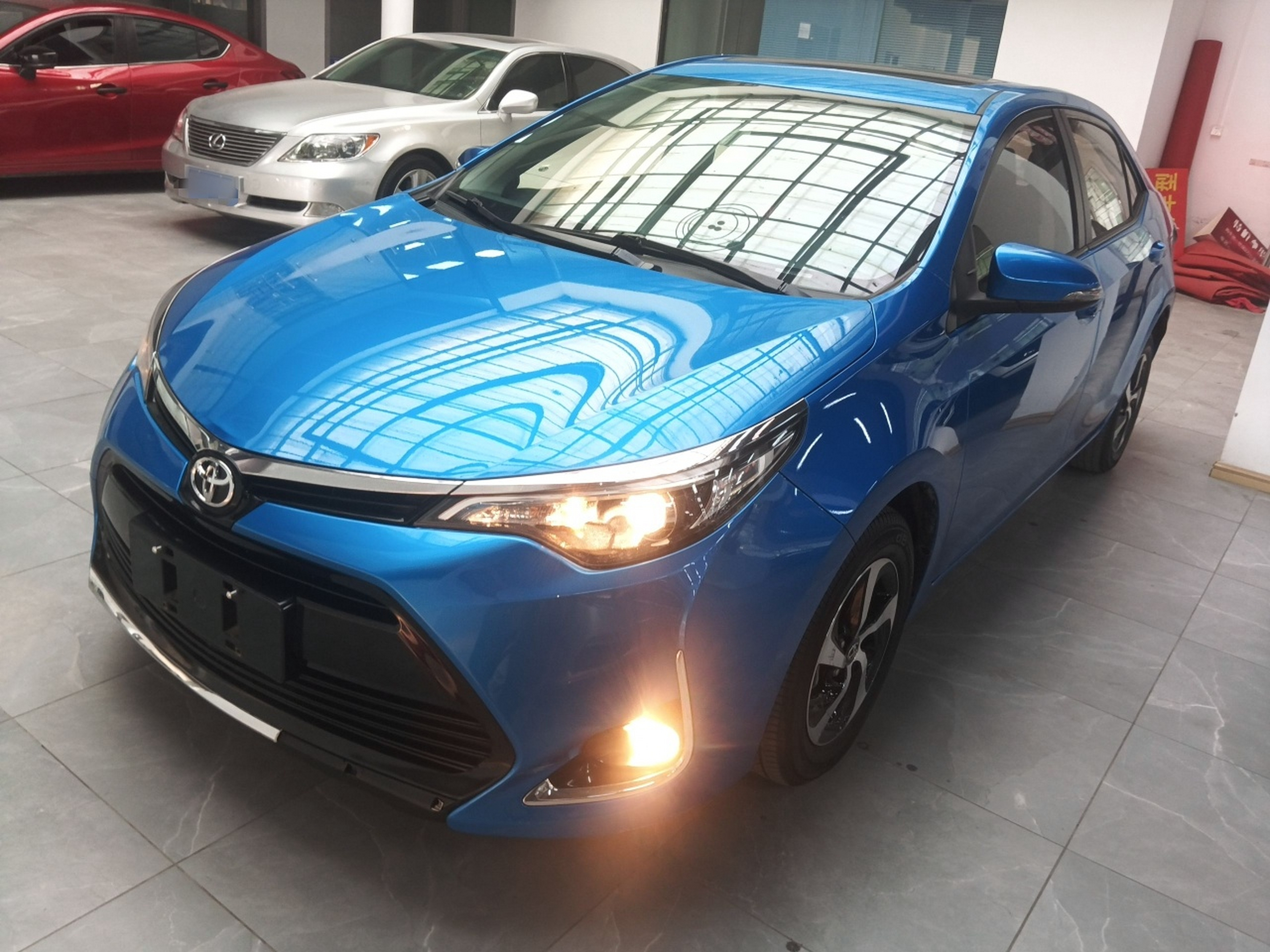 Под передней частью автомобиля