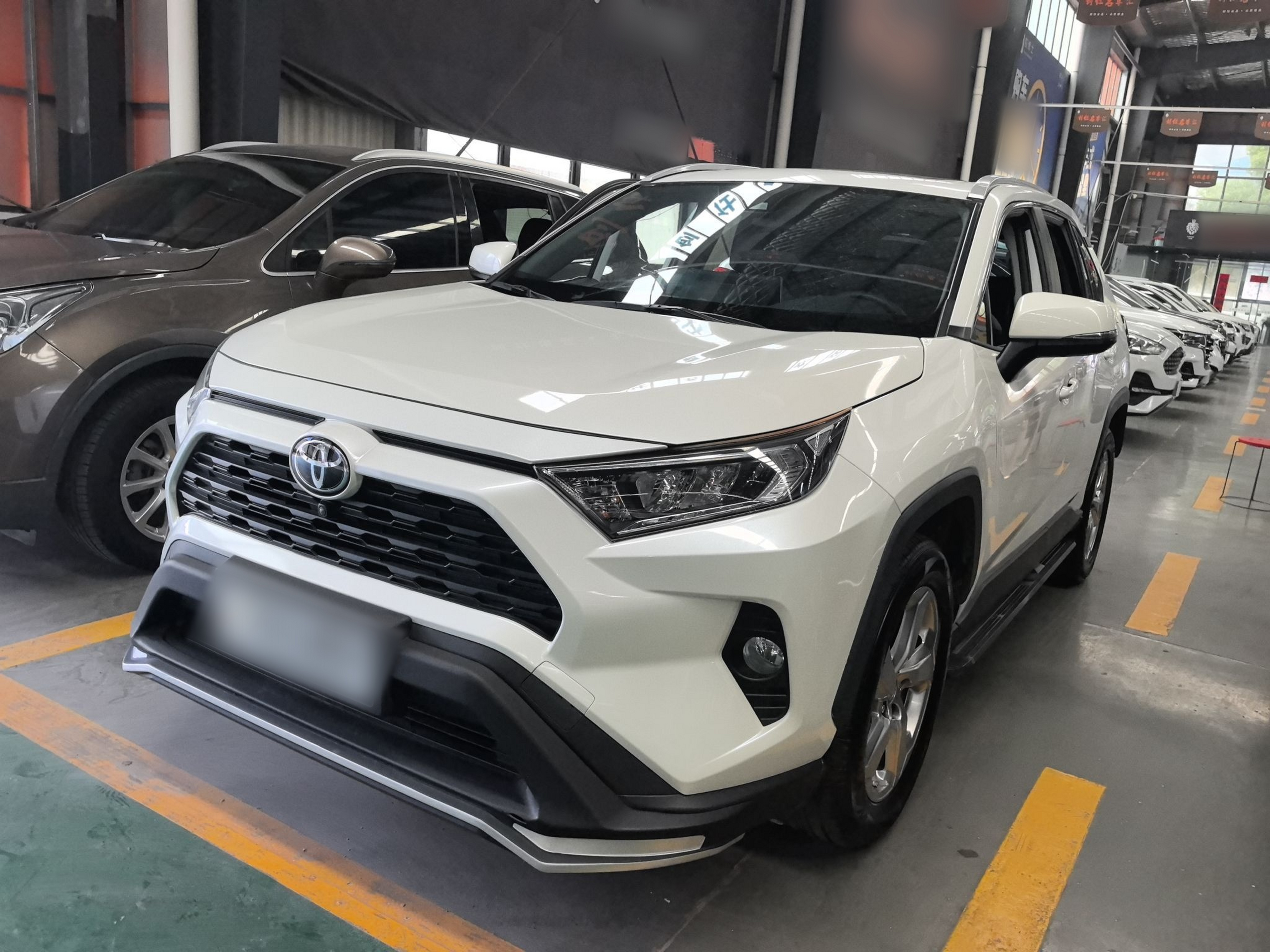 تحت مقدمة السيارة