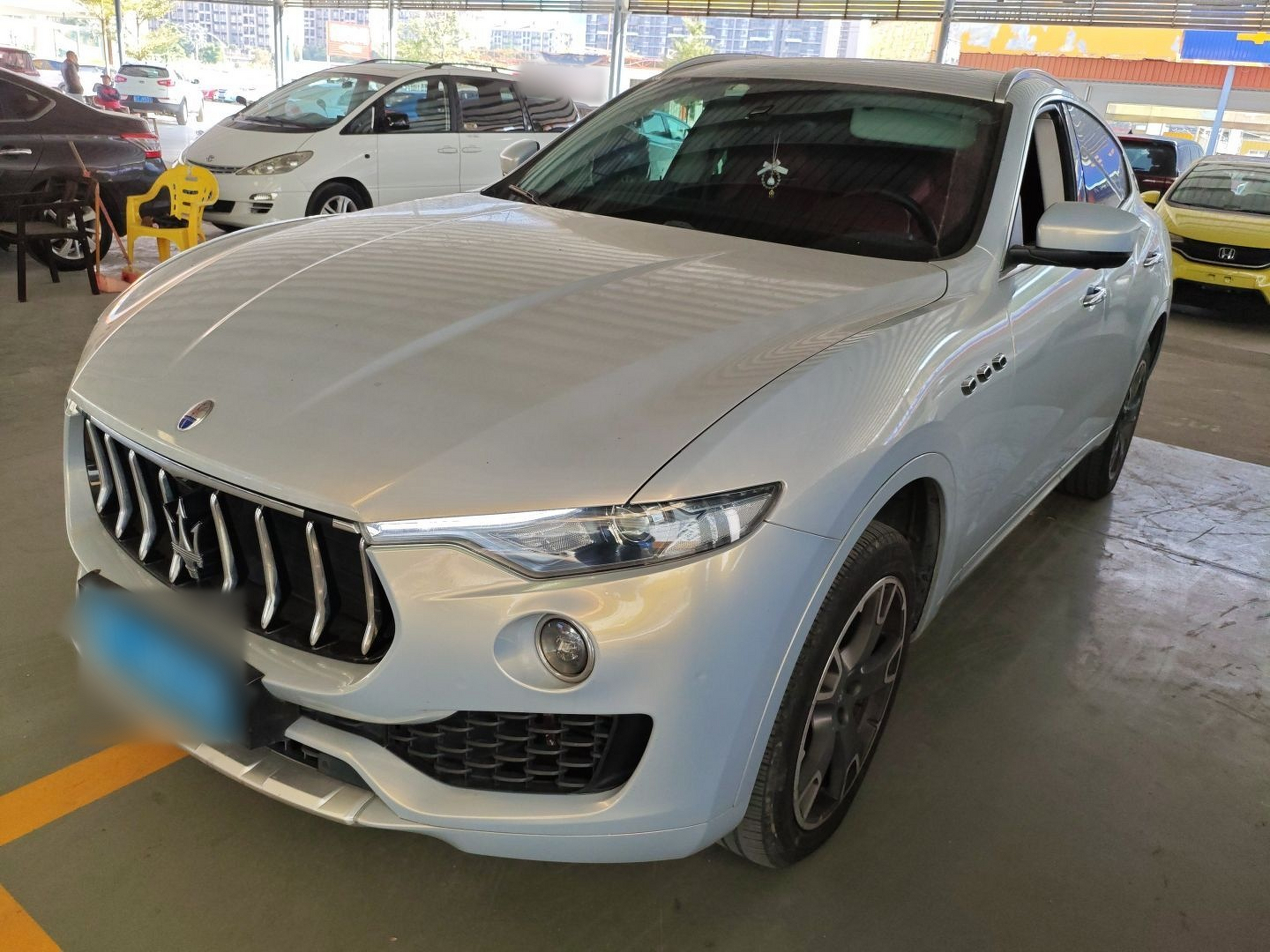 Под передней частью автомобиля