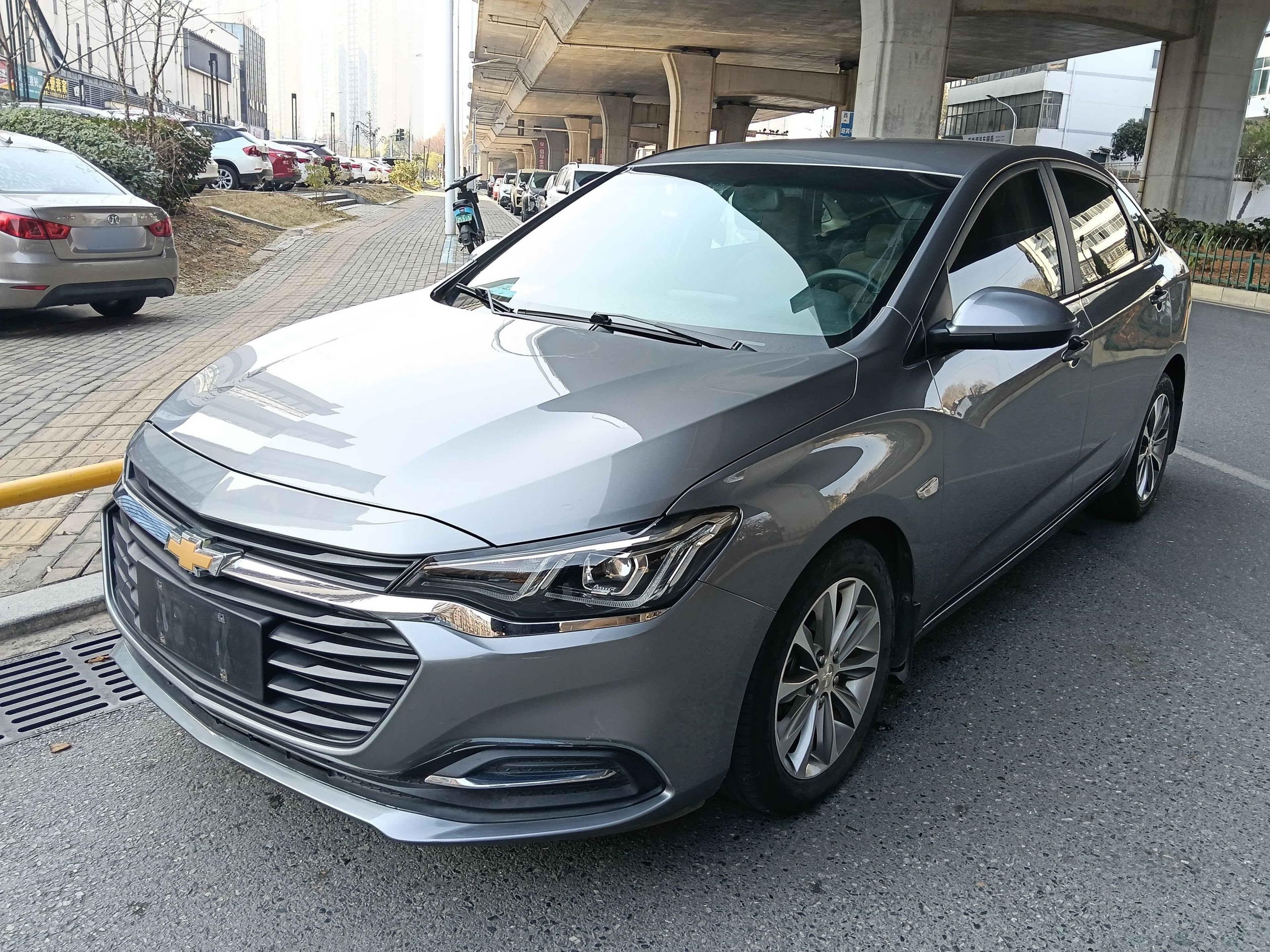 Под передней частью автомобиля