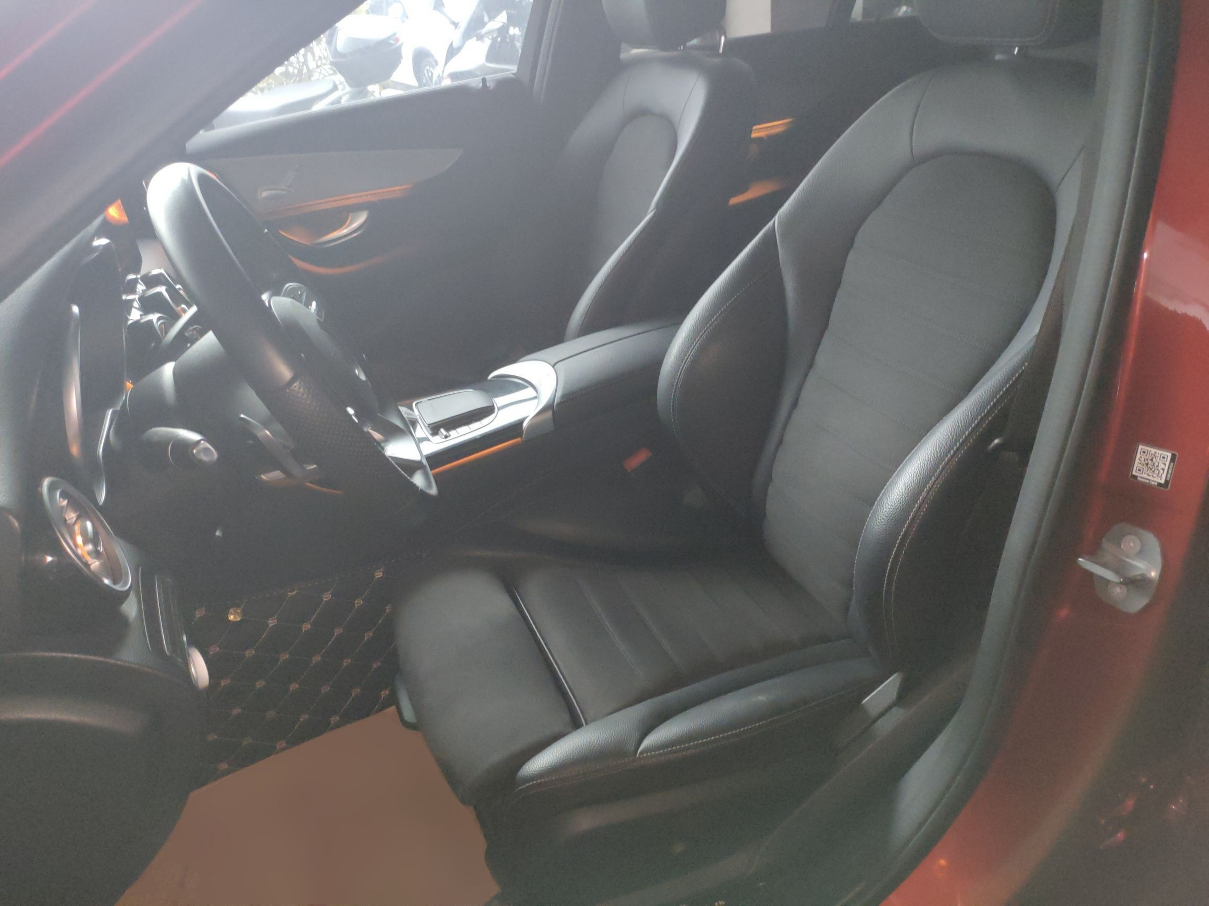 المقاعد الأمامية داخل السيارة