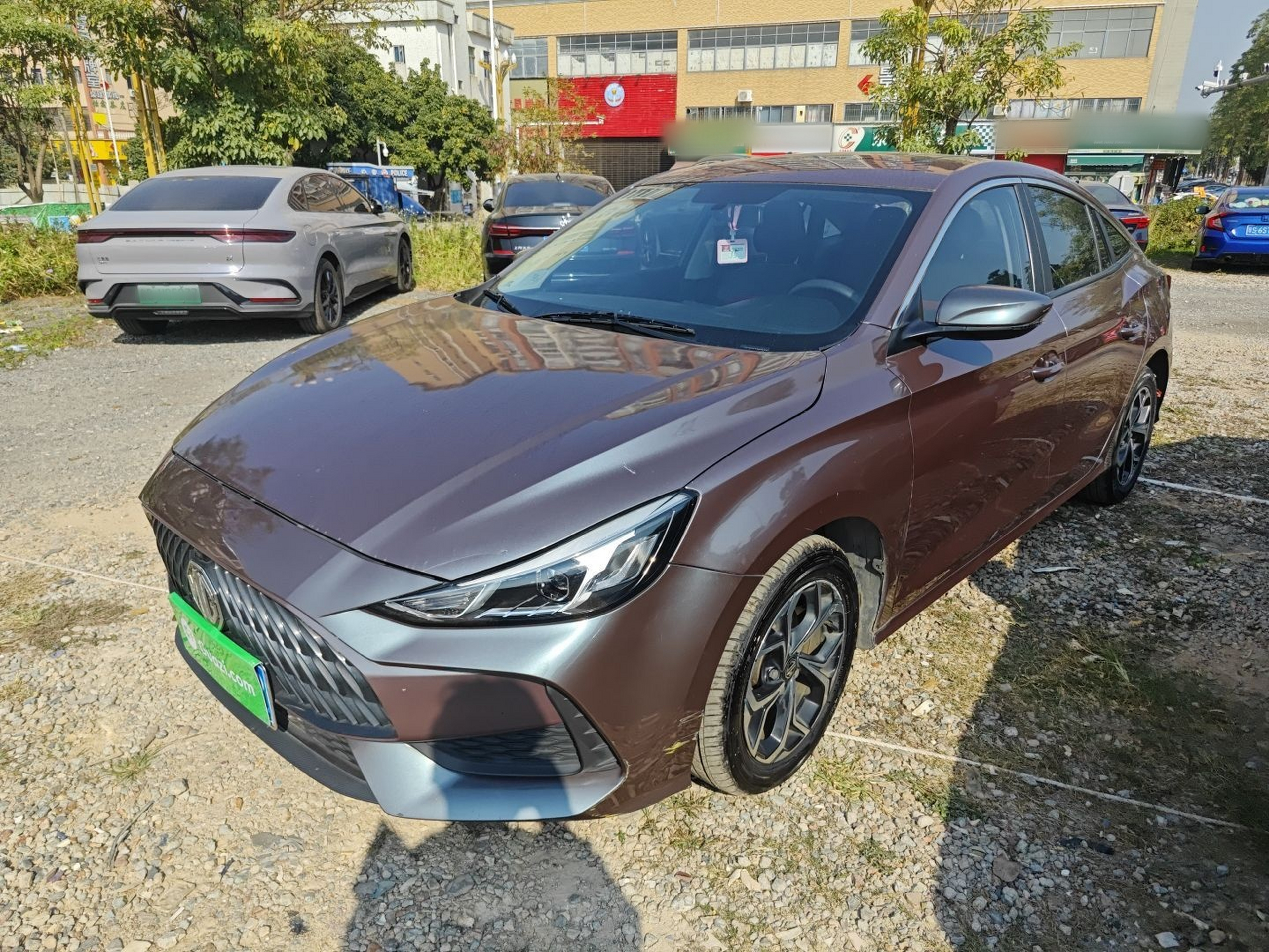 تحت مقدمة السيارة