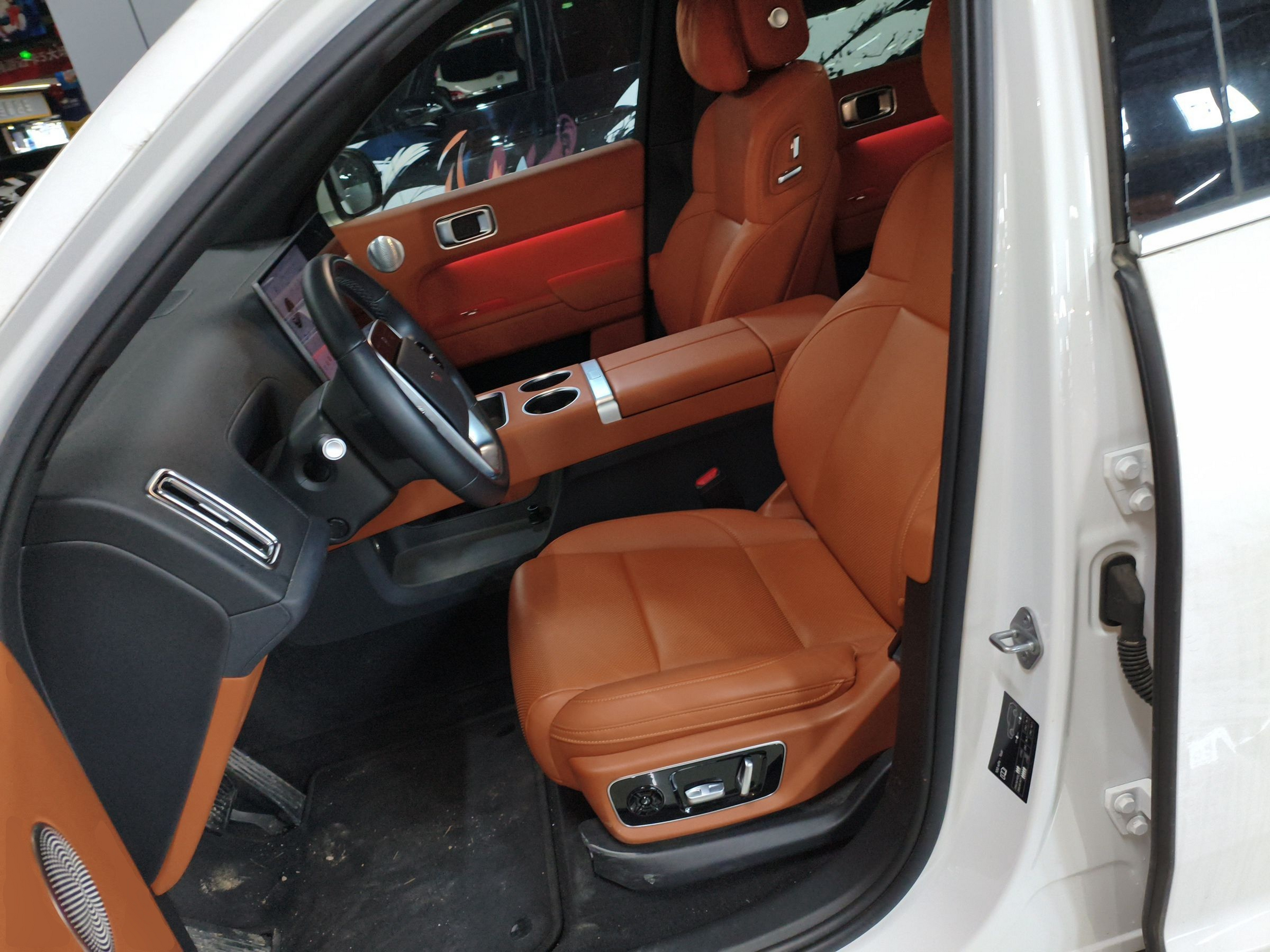 المقاعد الأمامية داخل السيارة