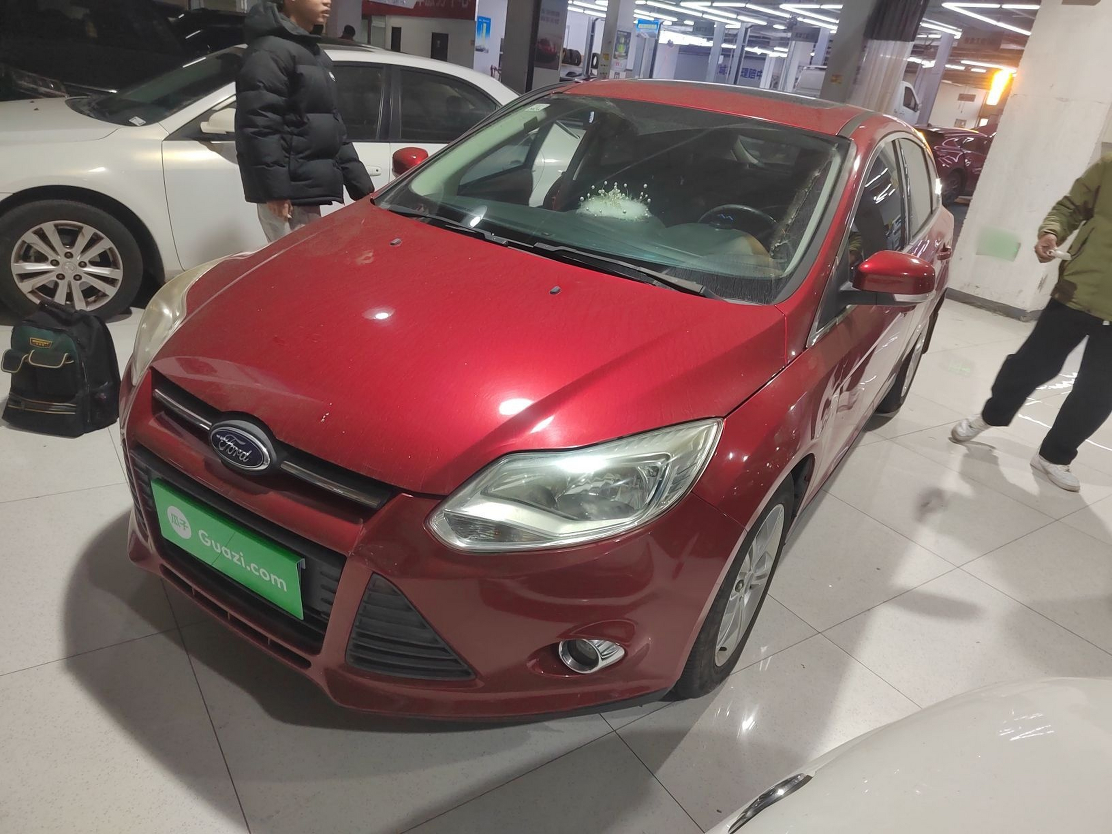 Под передней частью автомобиля