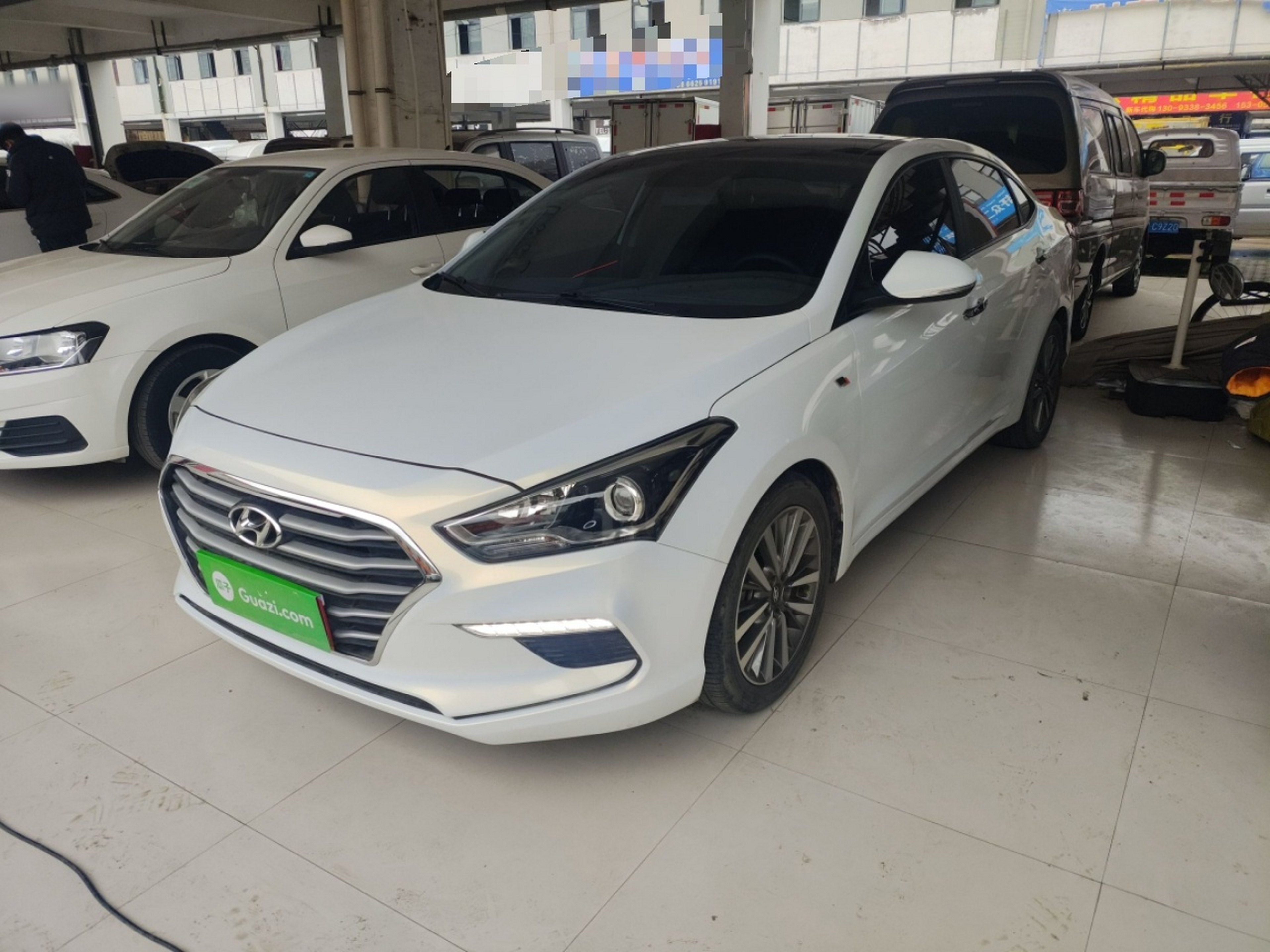 Под передней частью автомобиля