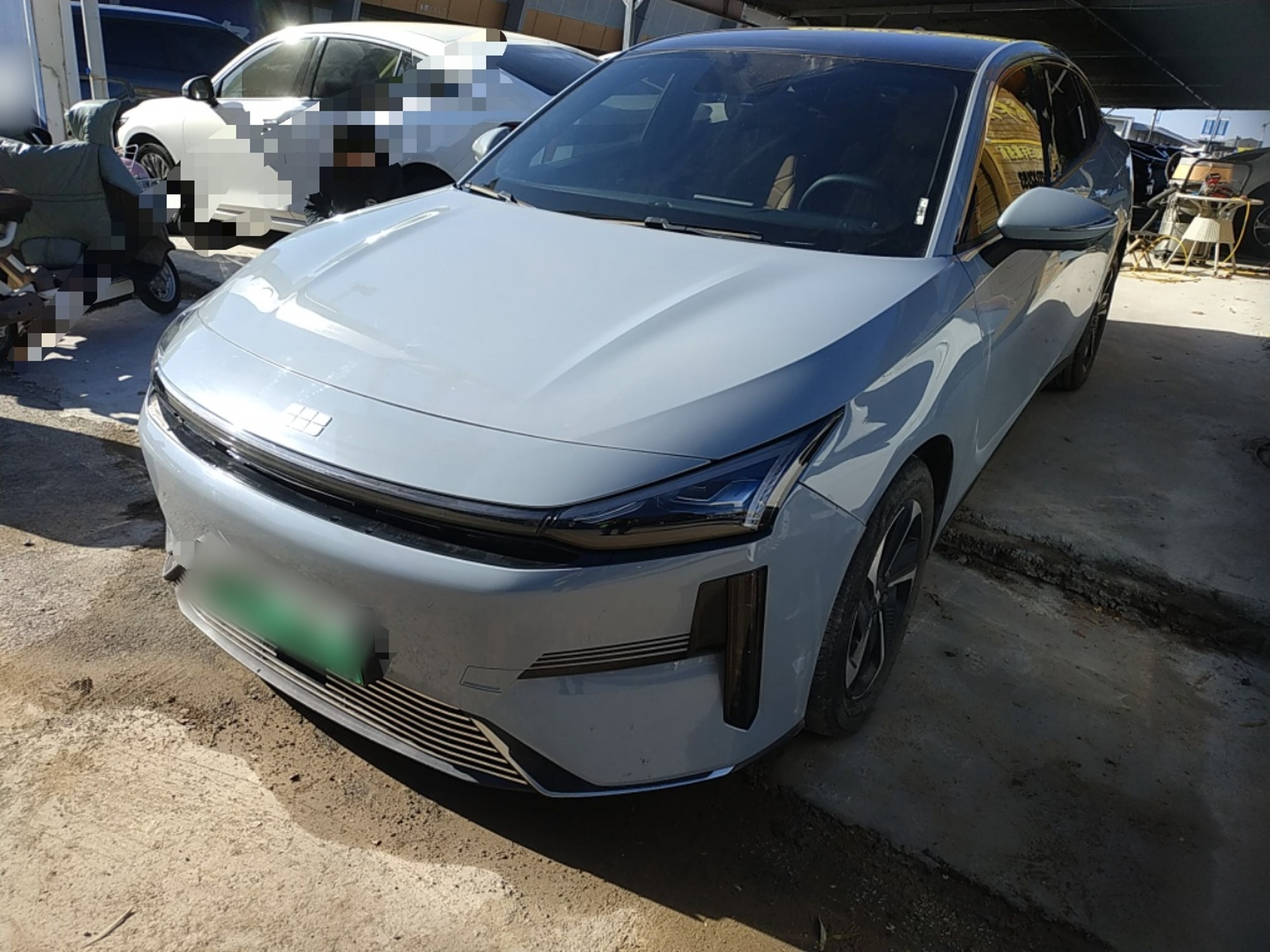 تحت مقدمة السيارة