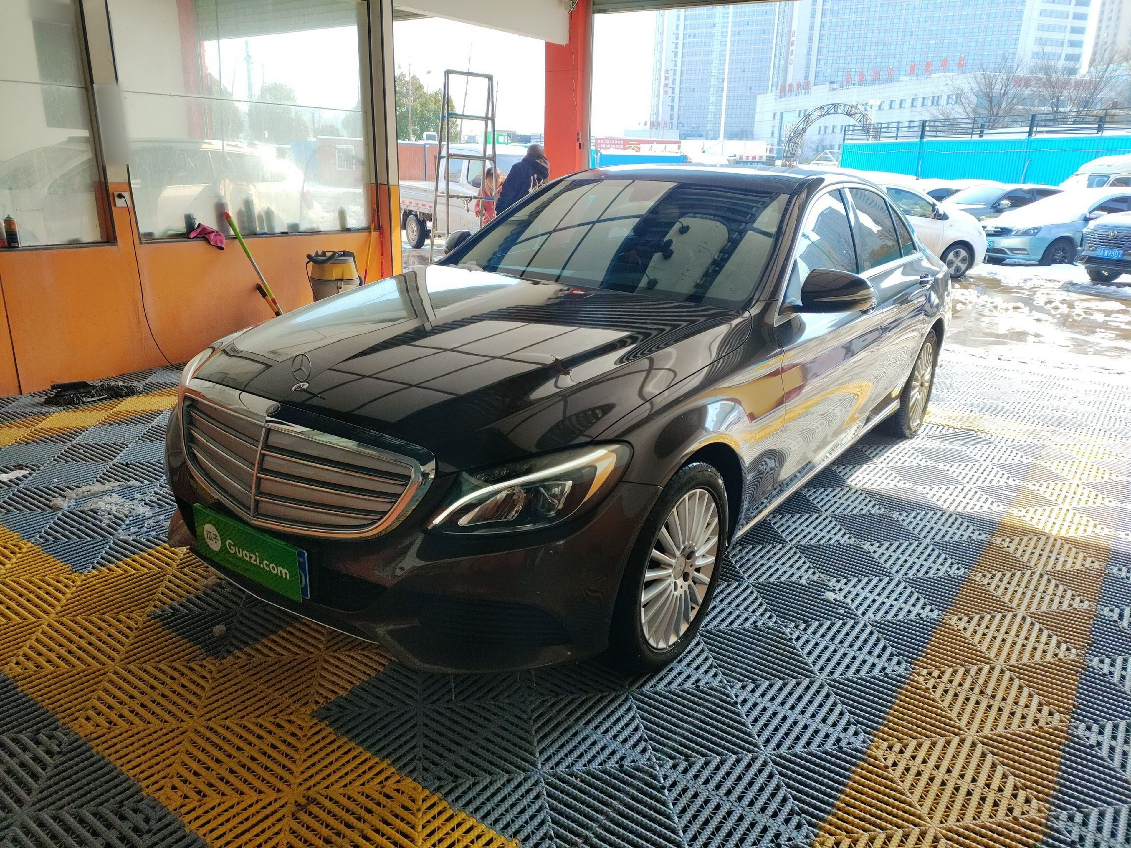 Под передней частью автомобиля