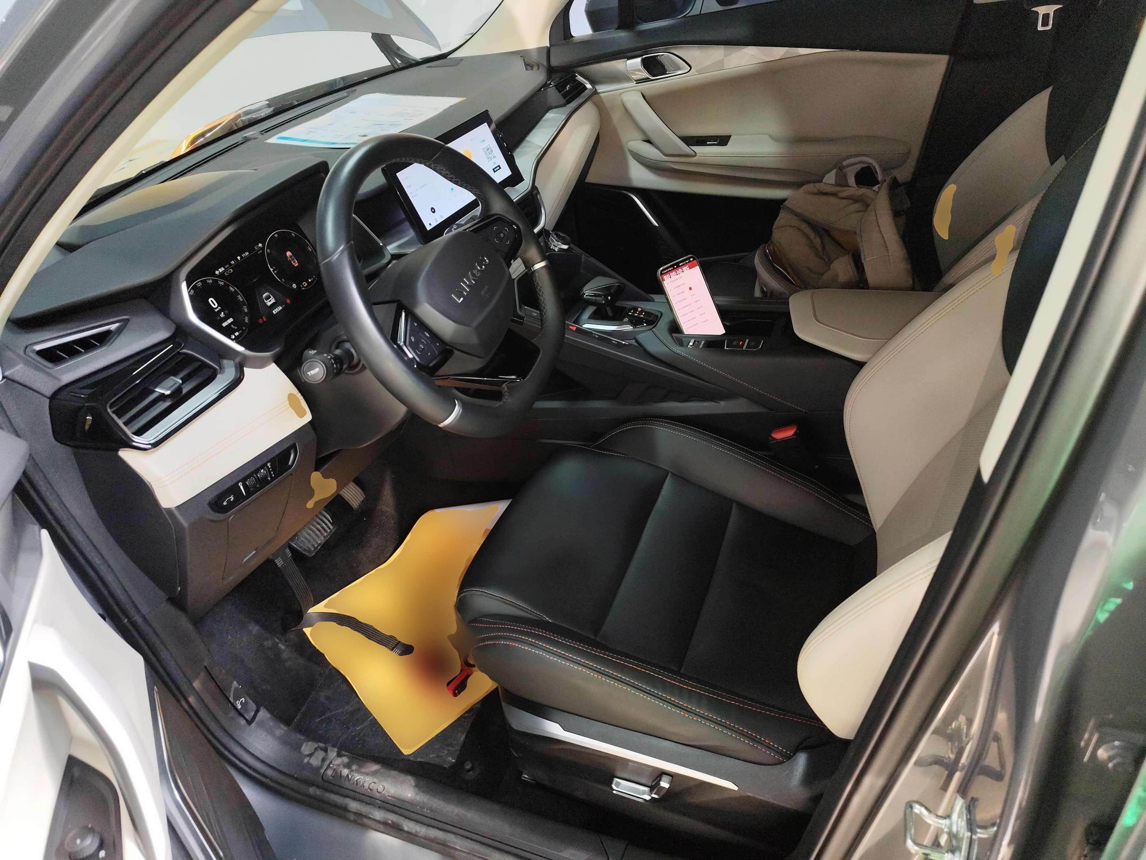 المقاعد الأمامية داخل السيارة